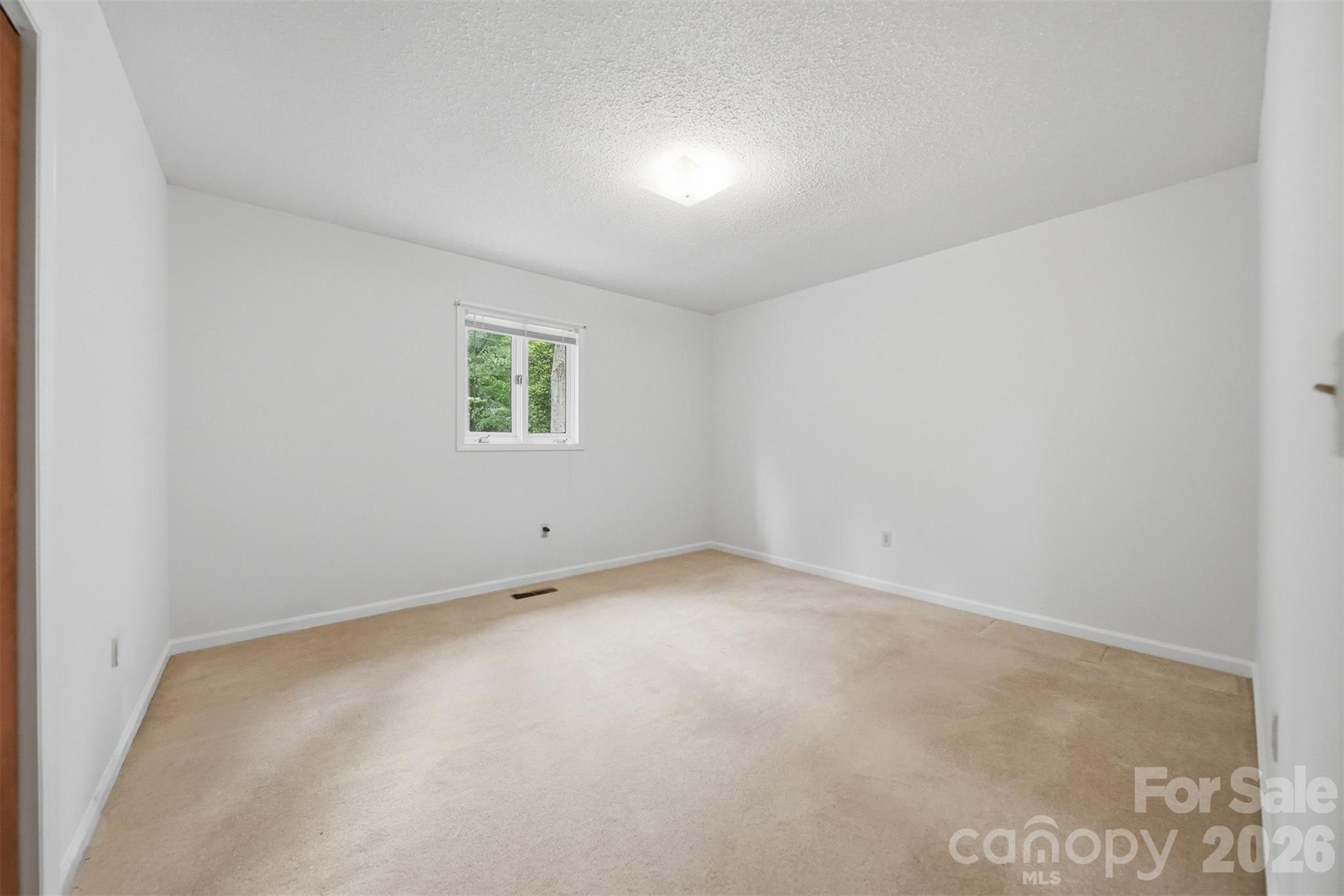 9197 Apache Drive — Hickory