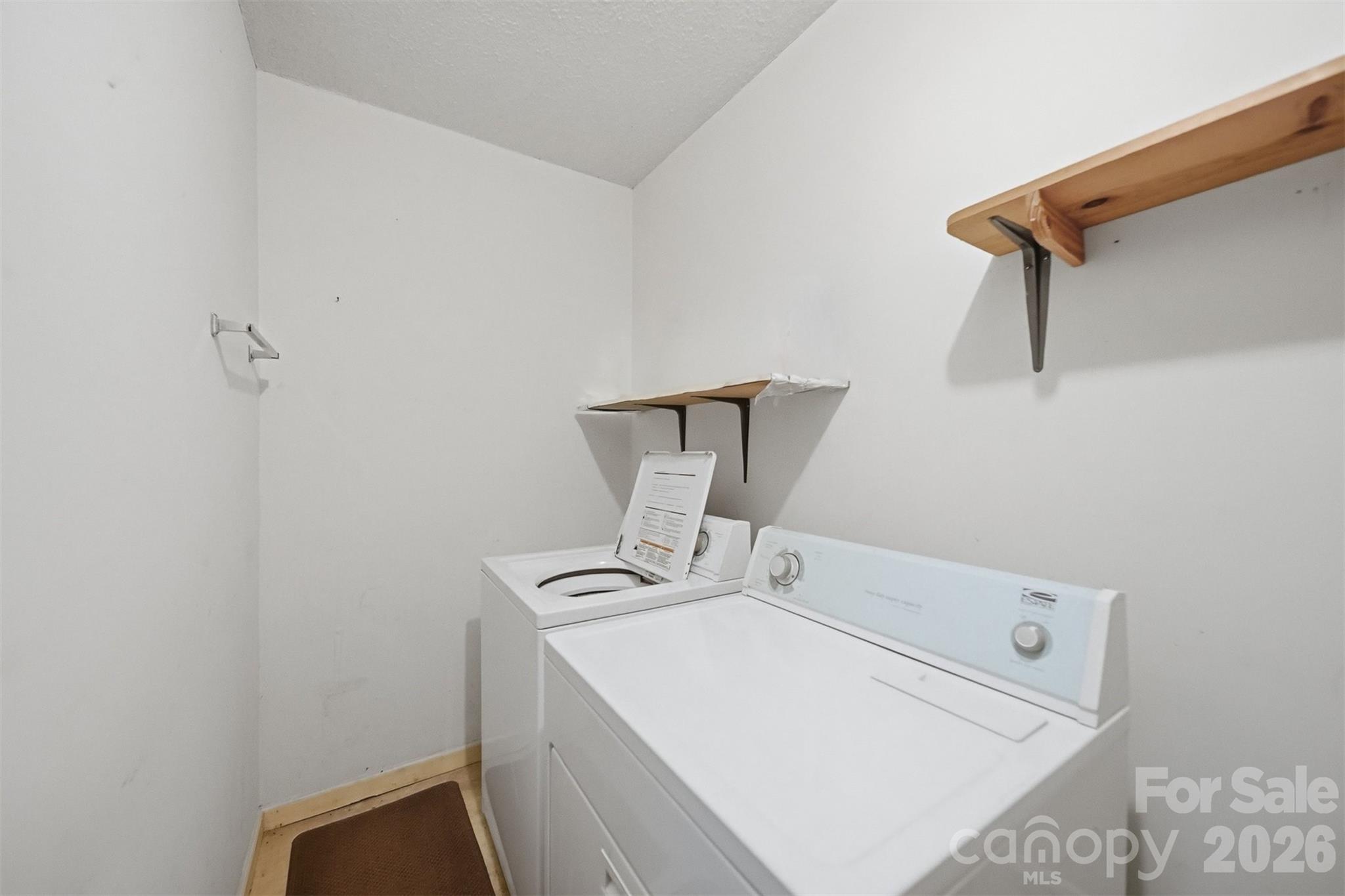 9197 Apache Drive — Hickory