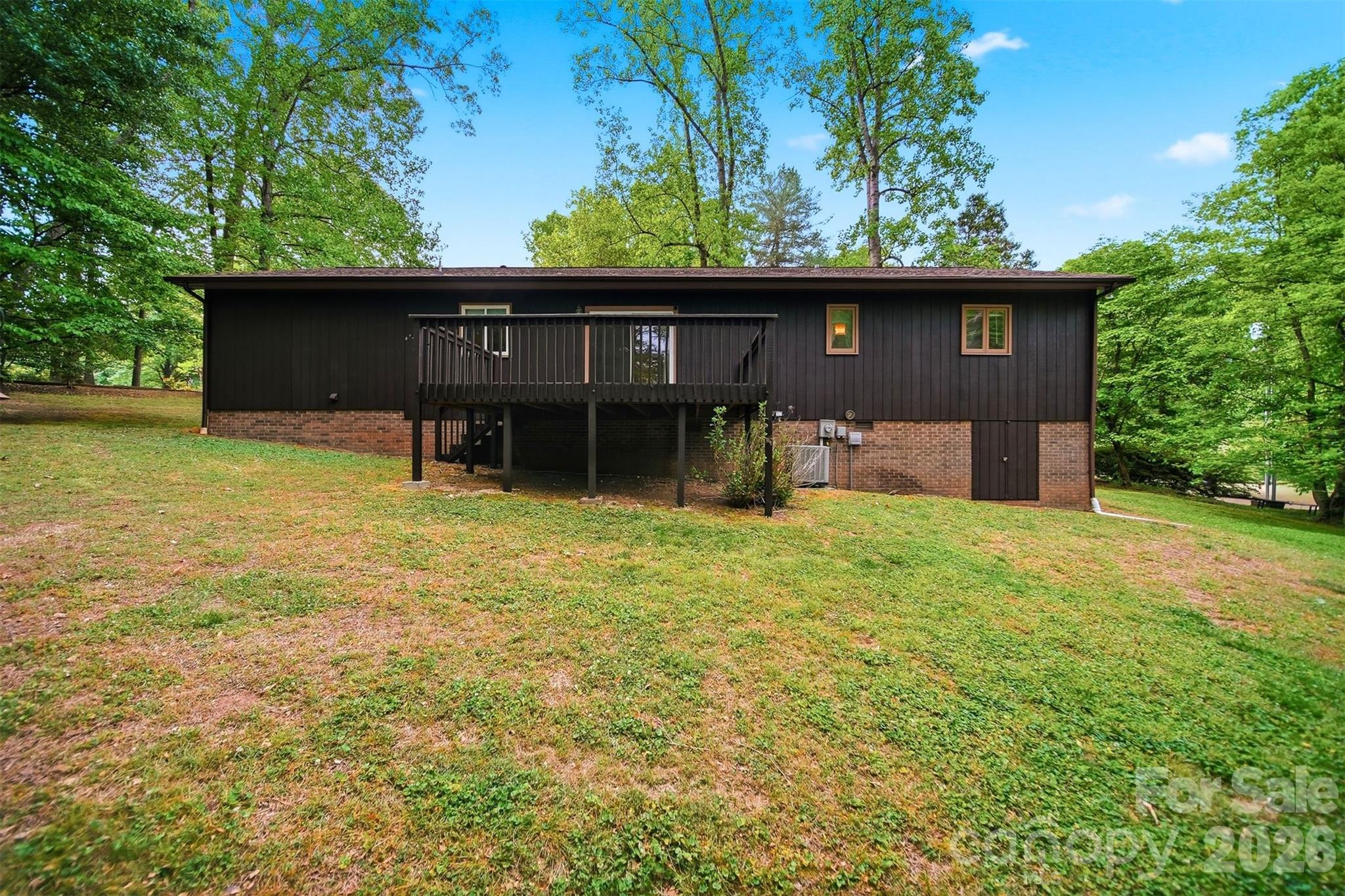 9197 Apache Drive — Hickory