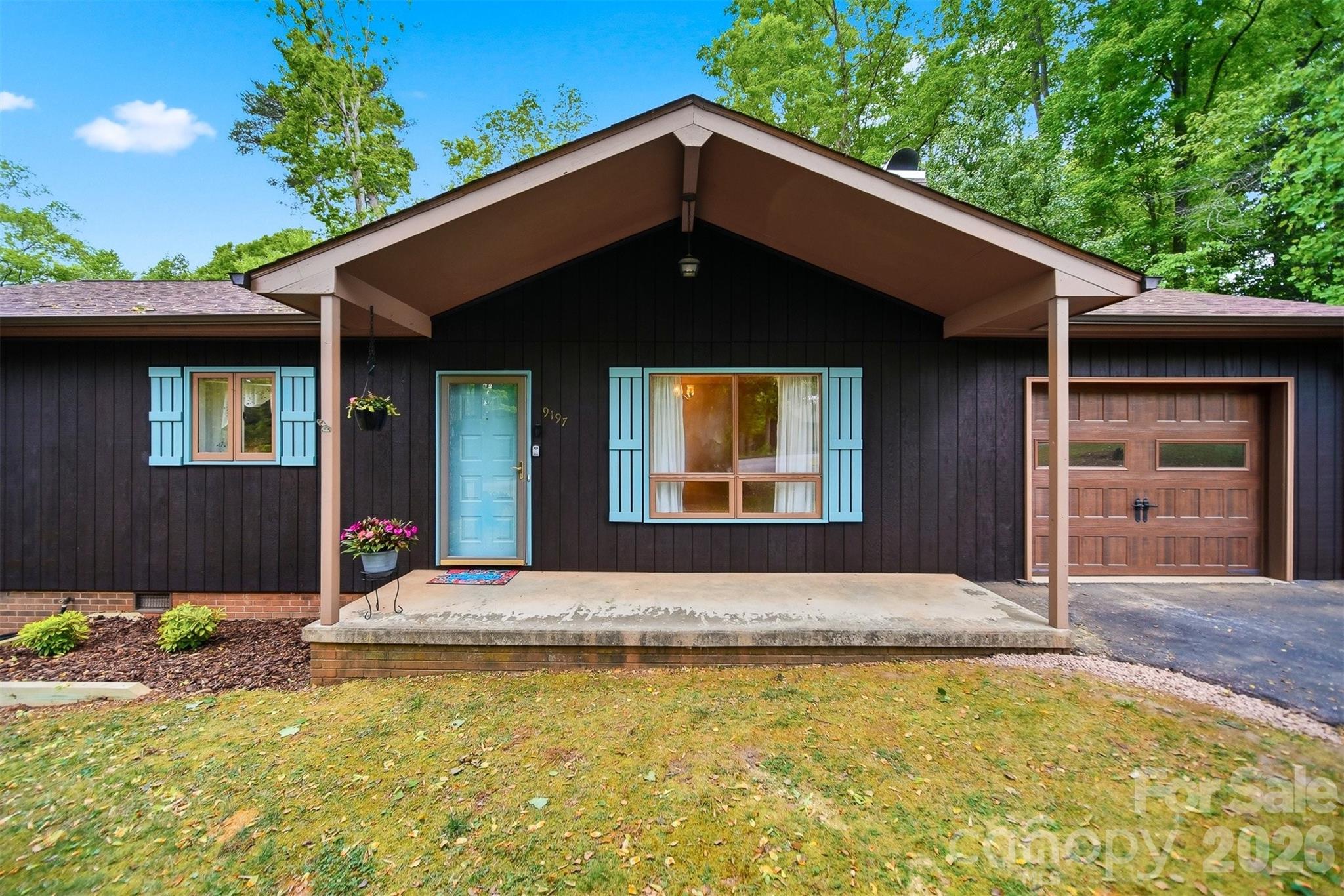 9197 Apache Drive — Hickory