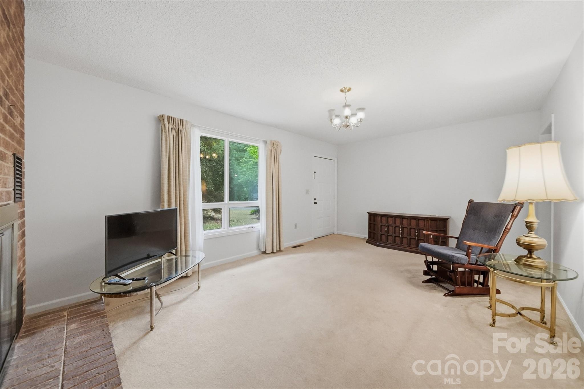 9197 Apache Drive — Hickory
