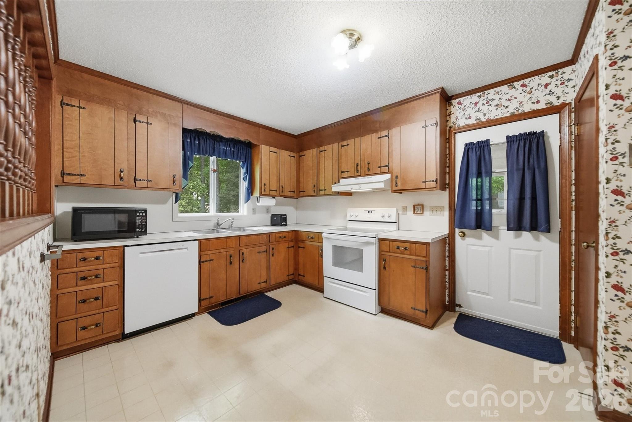 9197 Apache Drive — Hickory