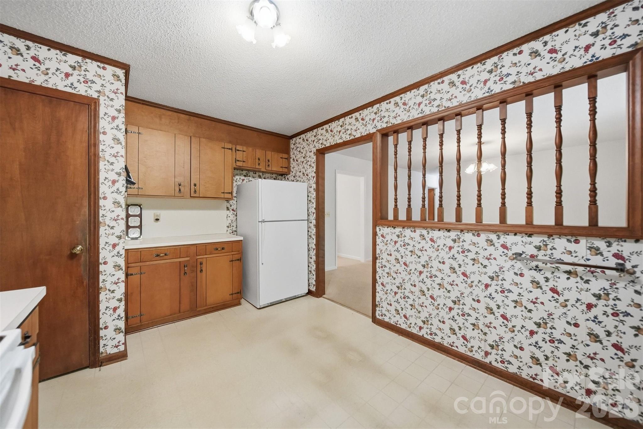 9197 Apache Drive — Hickory