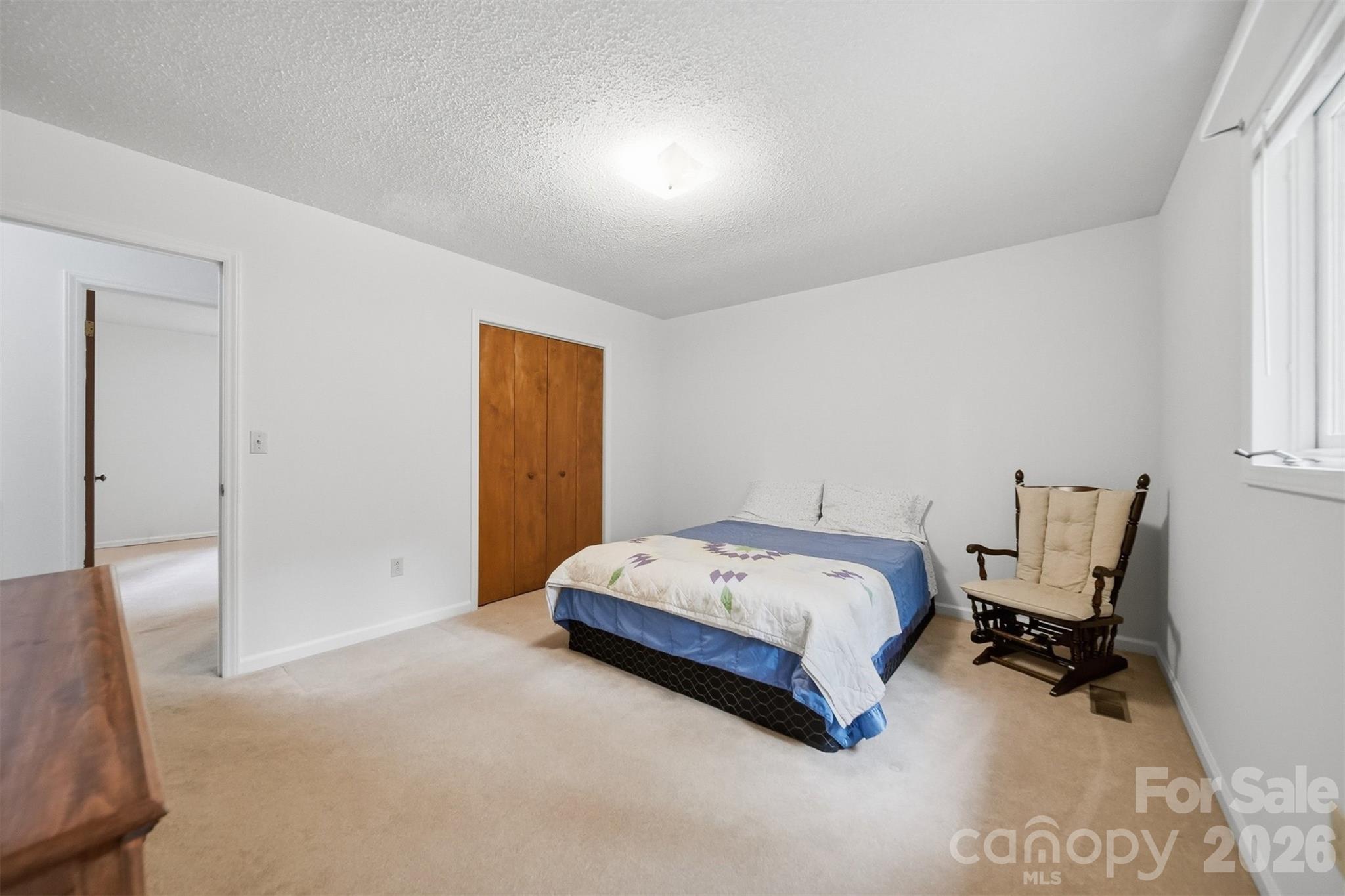 9197 Apache Drive — Hickory