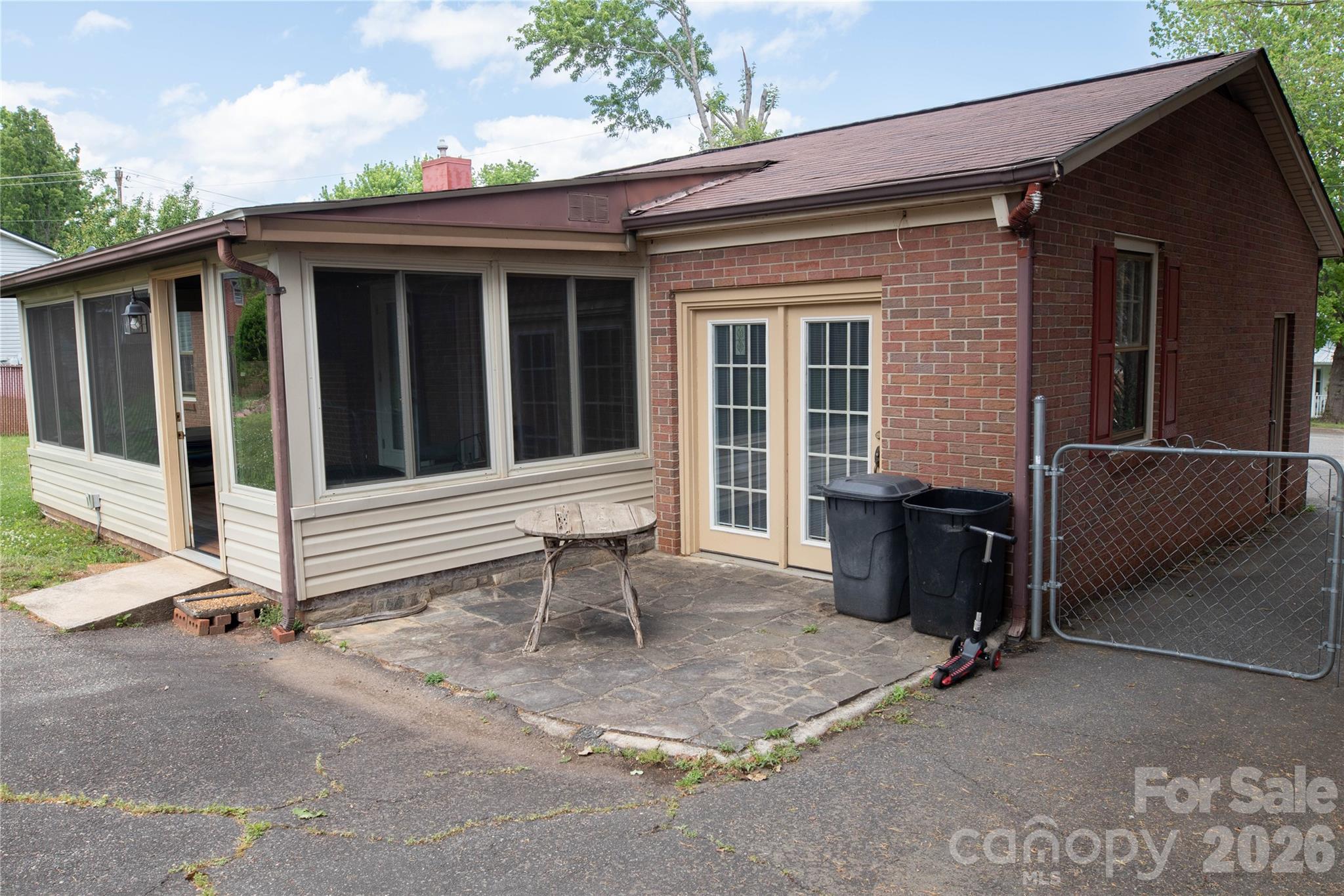100 Woodward Avenue — Morganton