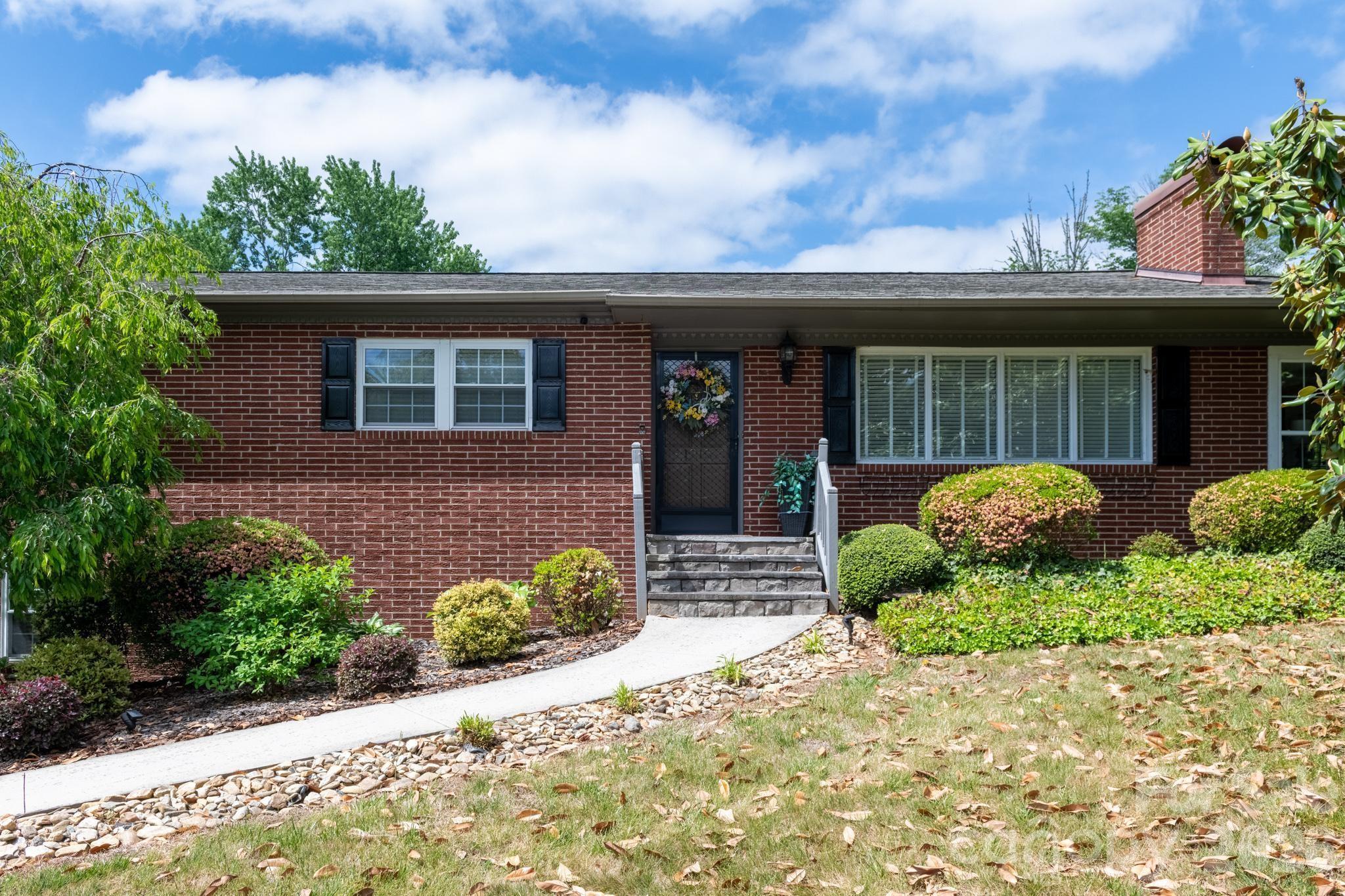 1818 Hickory Boulevard SW — Lenoir