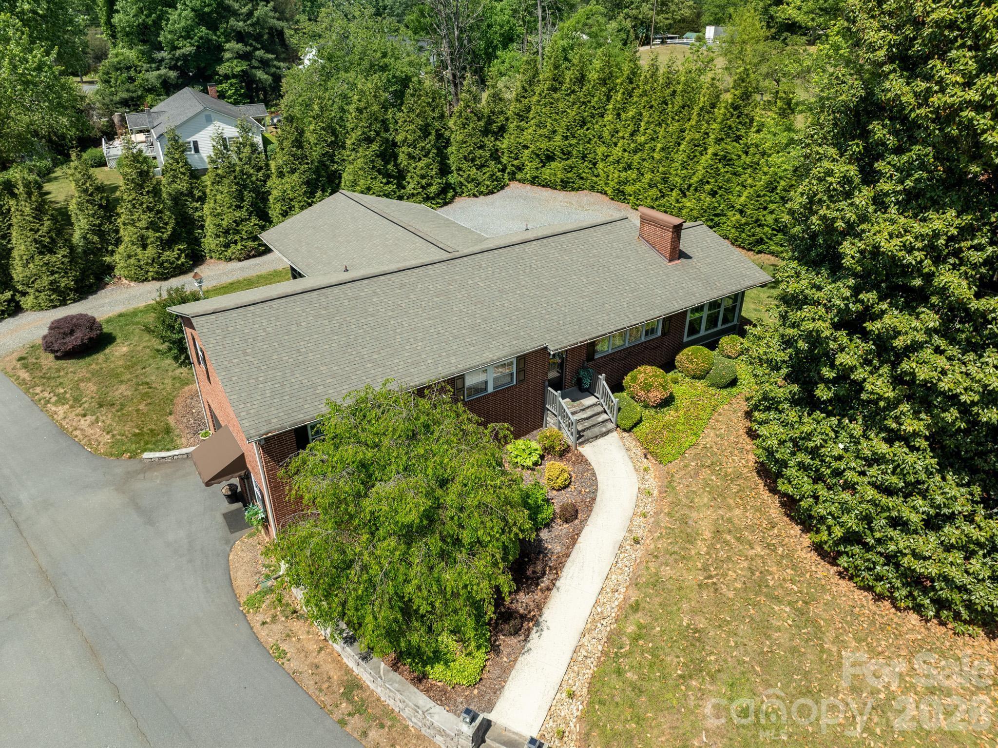 1818 Hickory Boulevard SW — Lenoir