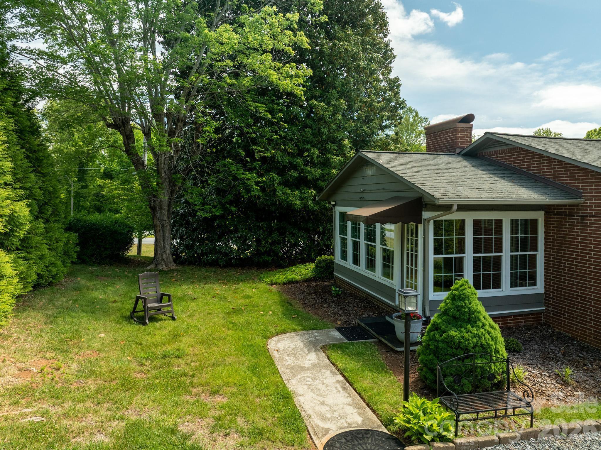 1818 Hickory Boulevard SW — Lenoir