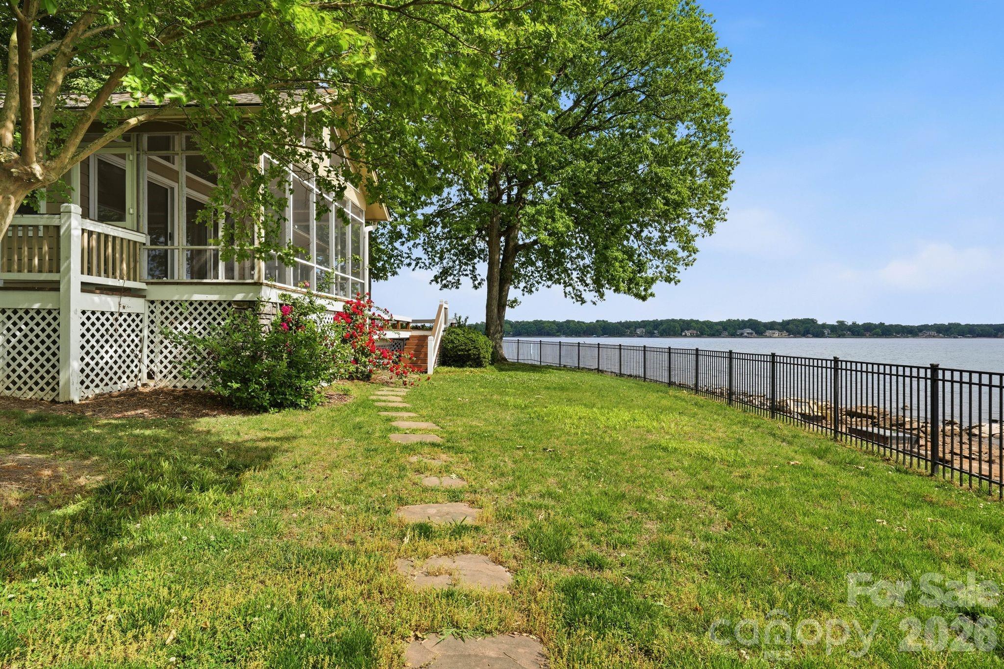 3725 Kingfisher Lane — Terrell