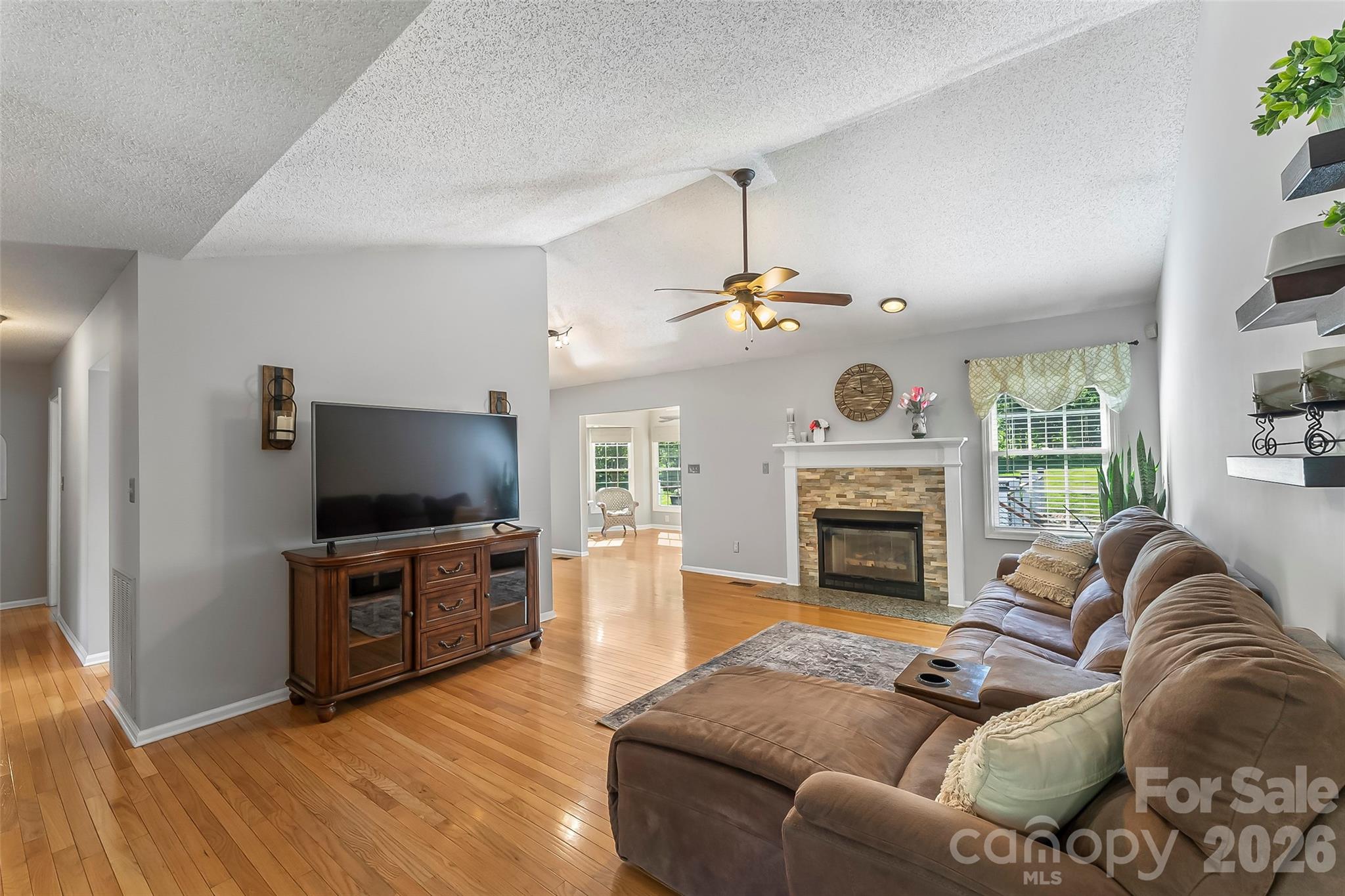 4129 Black Oak Road — Hickory