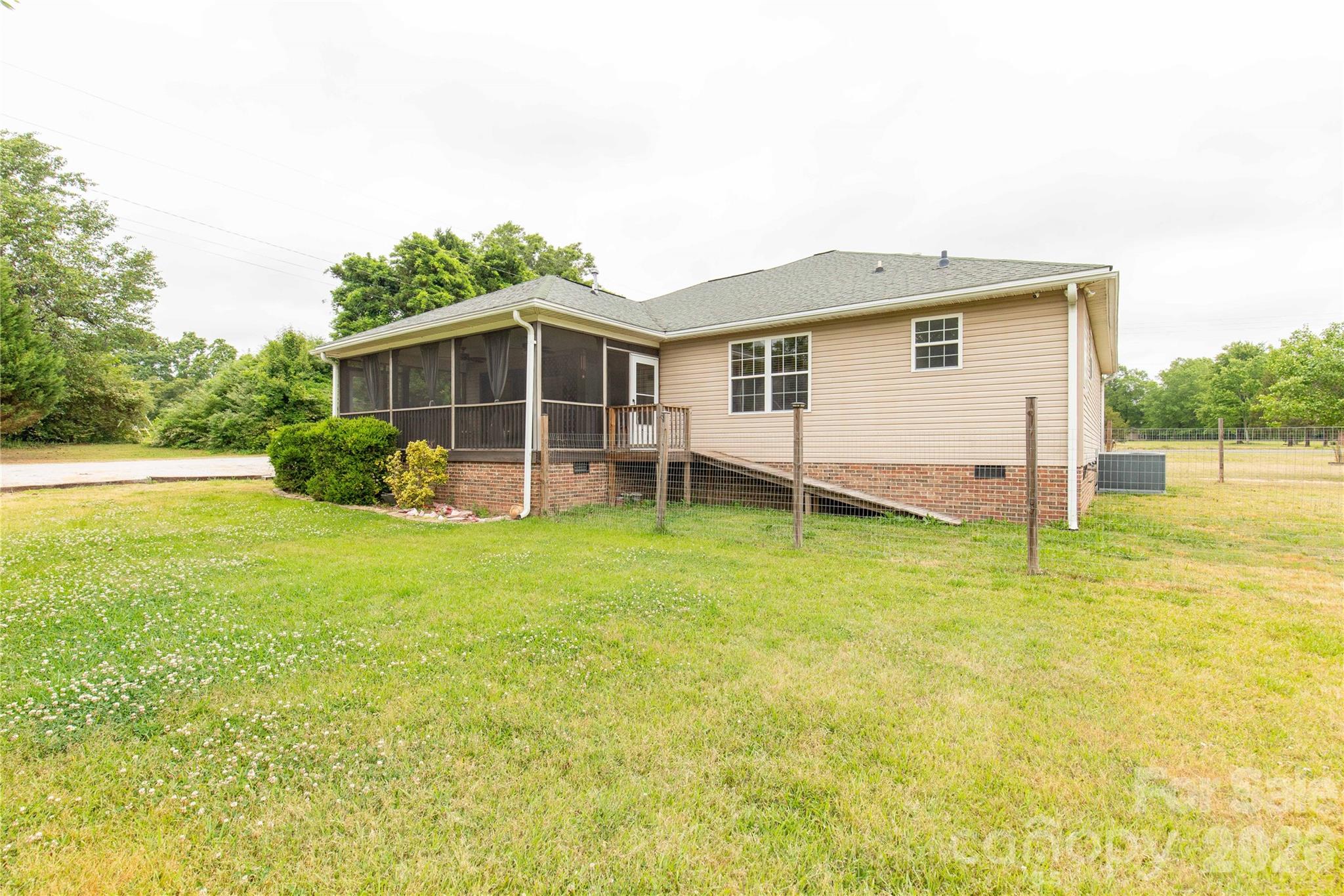 710 Dixie School Road — Lancaster