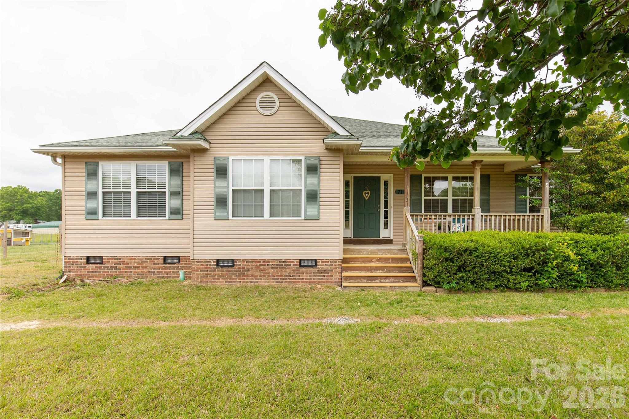710 Dixie School Road — Lancaster