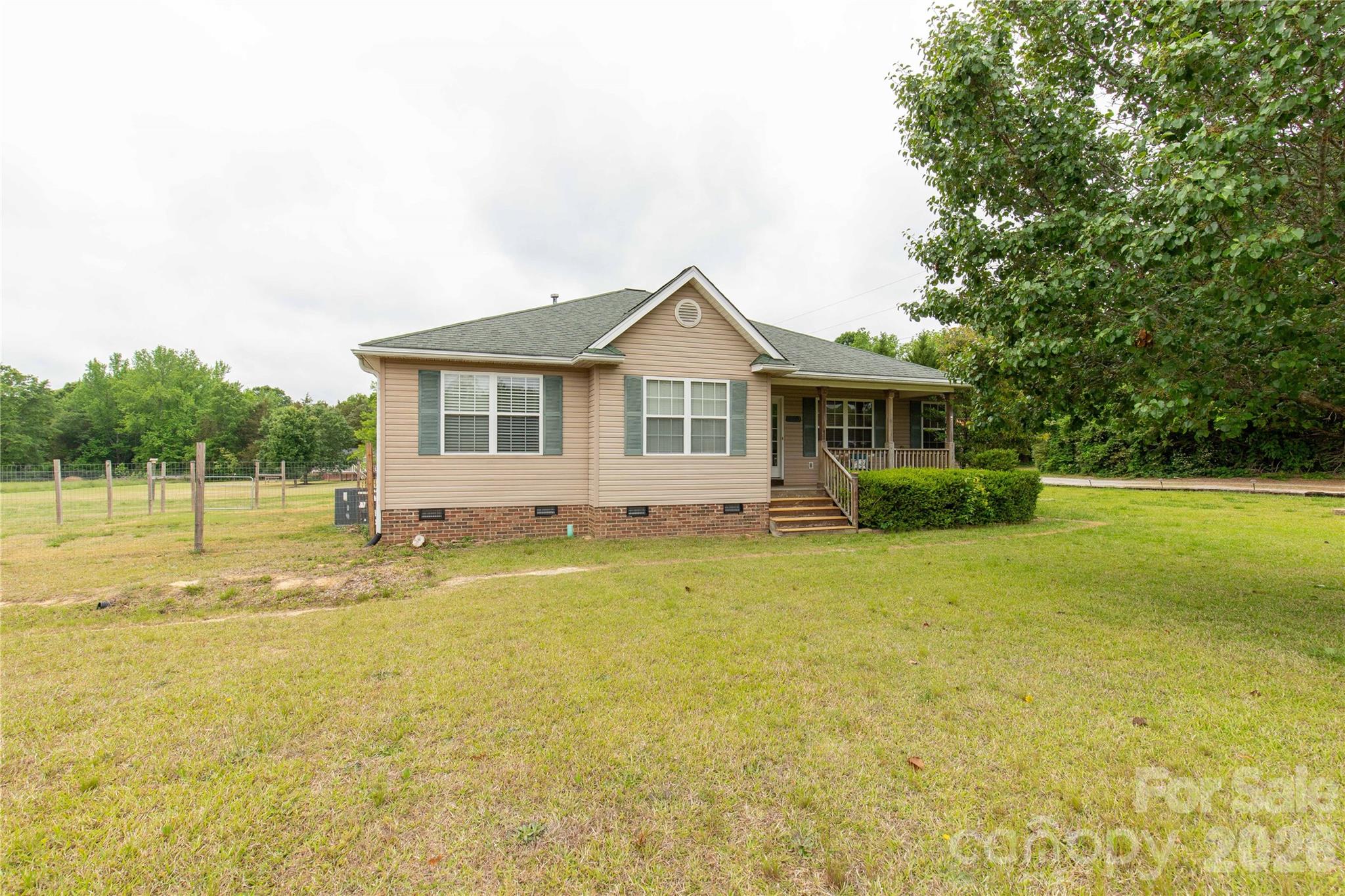 710 Dixie School Road — Lancaster