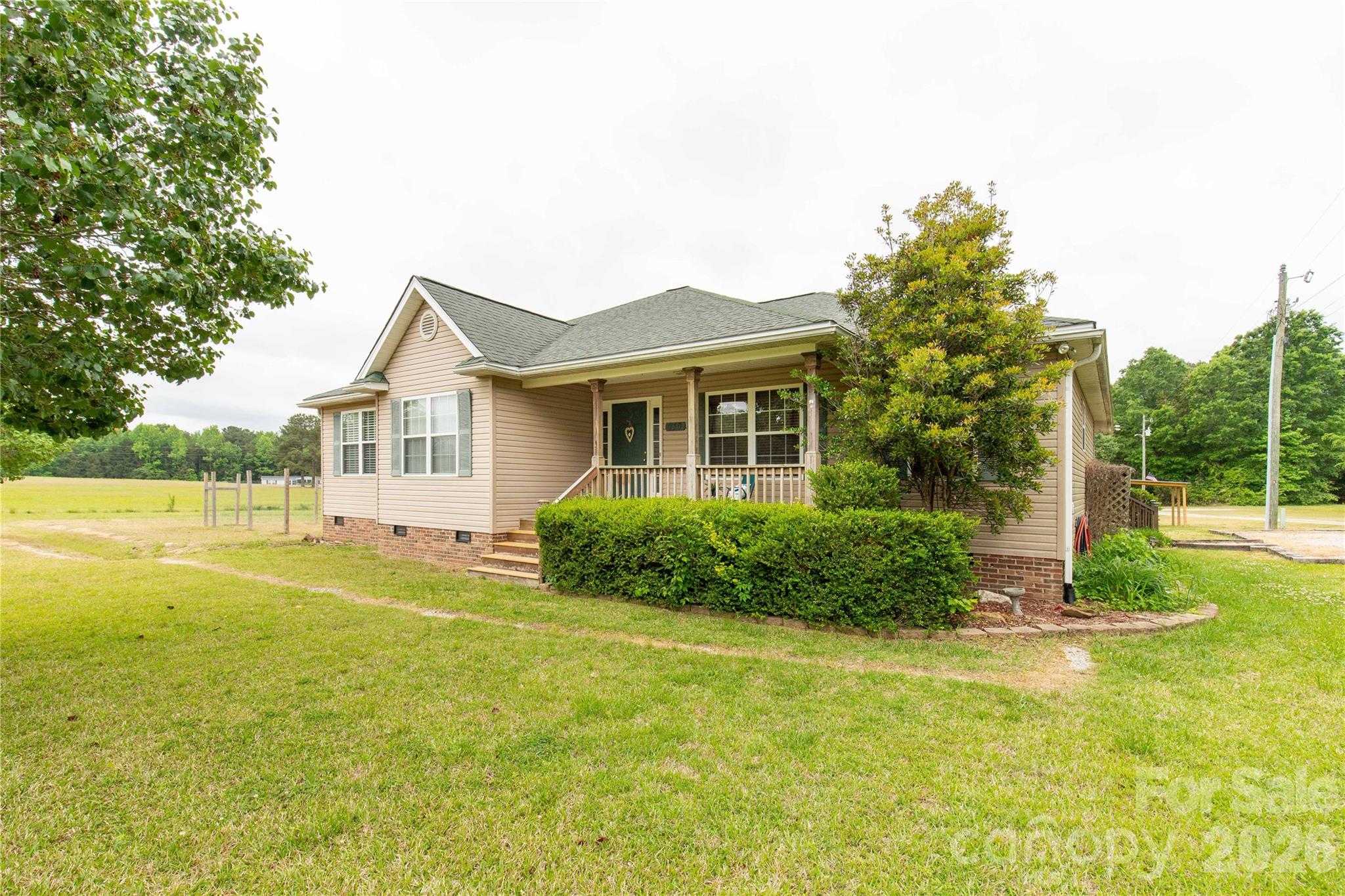 710 Dixie School Road — Lancaster