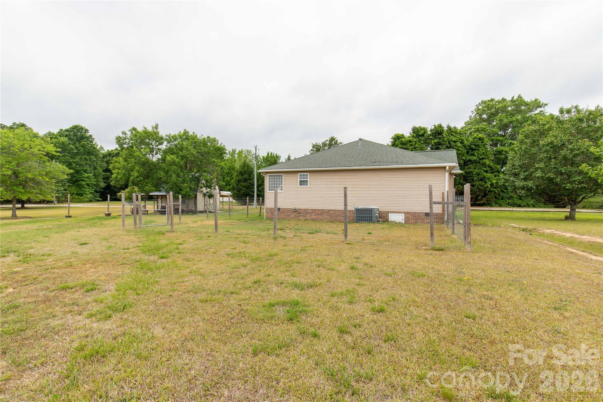 710 Dixie School Road — Lancaster