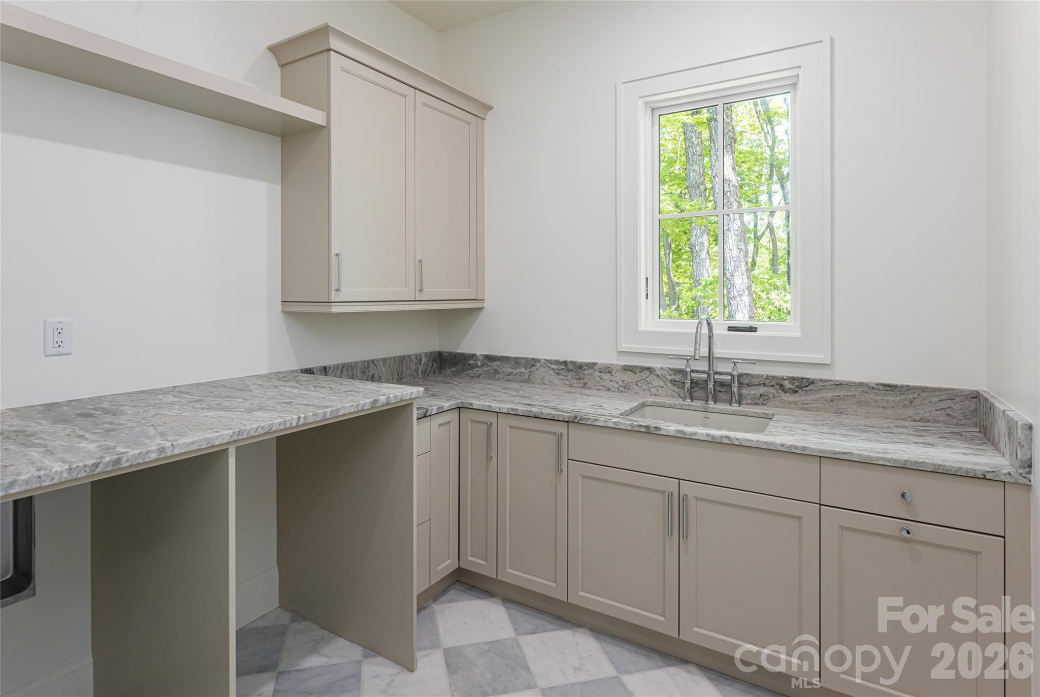 99 Little Cherokee Ridge — Hendersonville