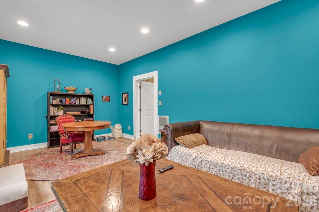 811 Linhigh Drive — Newland