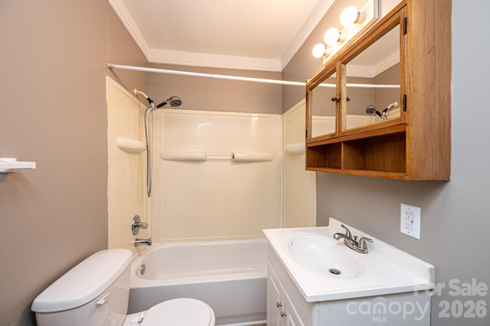1725 8th Avenue NE — Hickory
