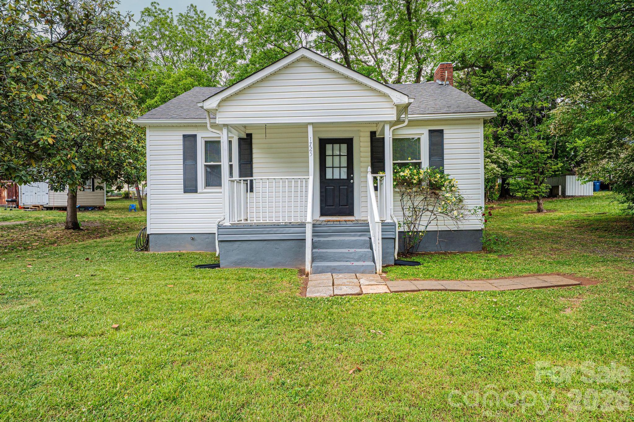 1725 8th Avenue NE — Hickory