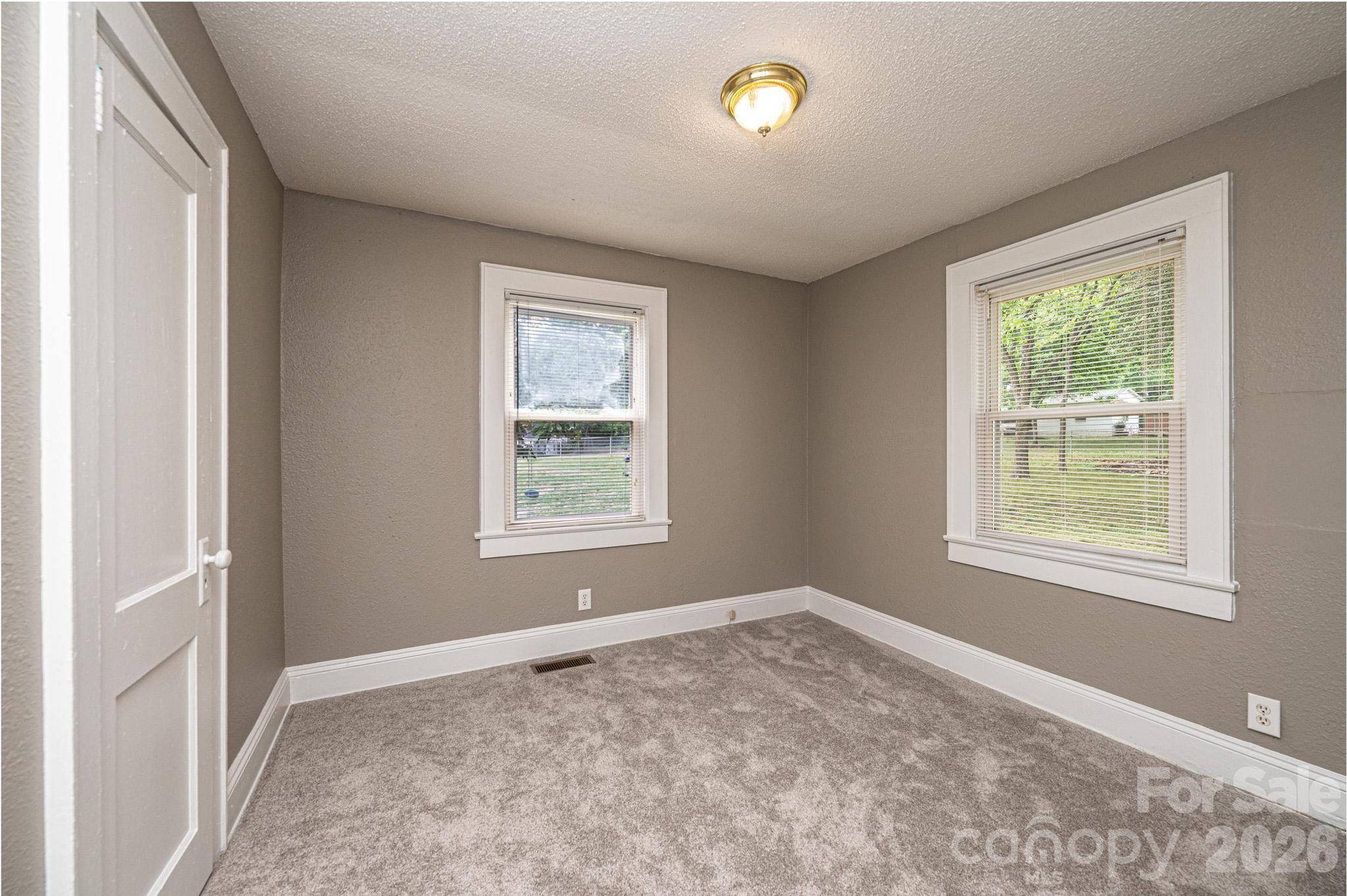 1725 8th Avenue NE — Hickory