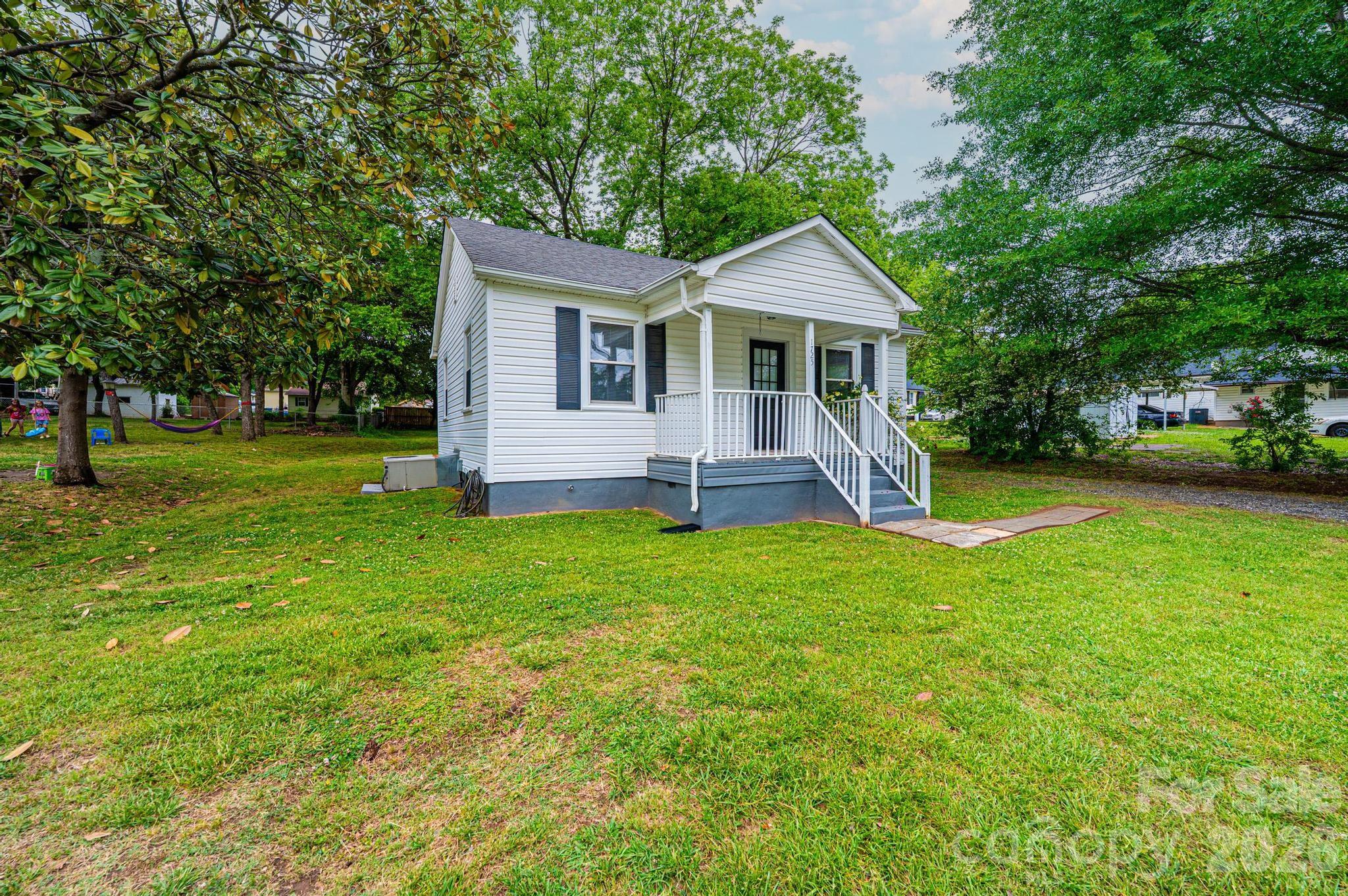 1725 8th Avenue NE — Hickory
