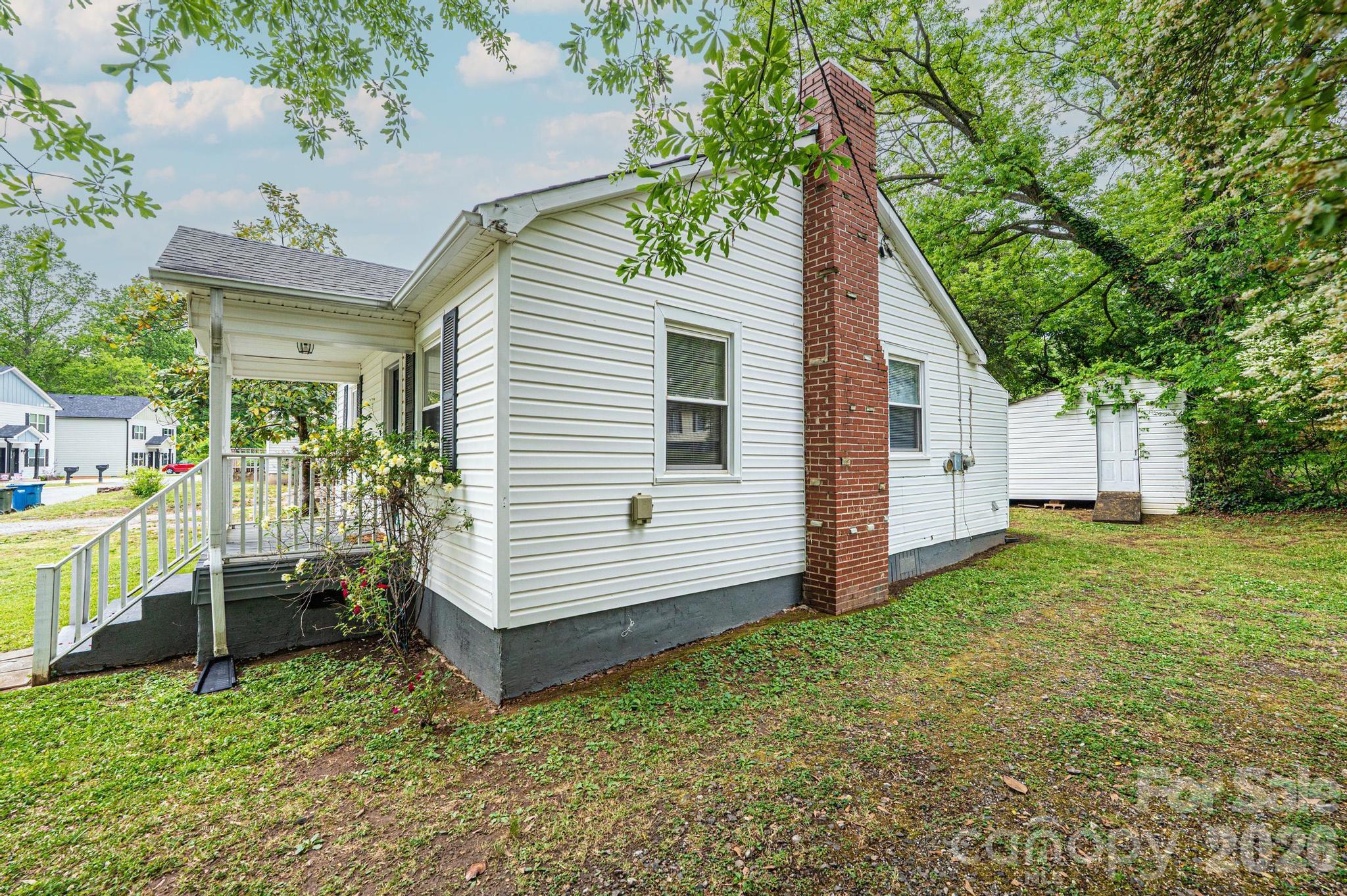 1725 8th Avenue NE — Hickory
