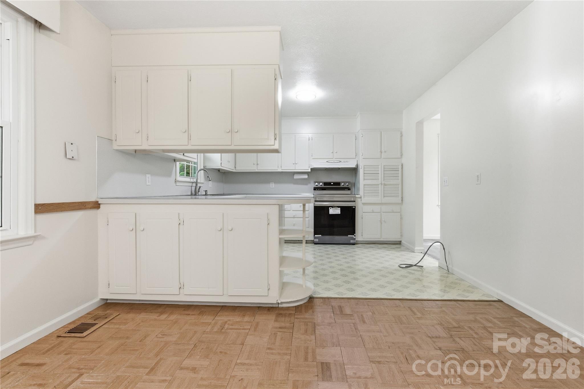 123 Castleton Lane — Hendersonville