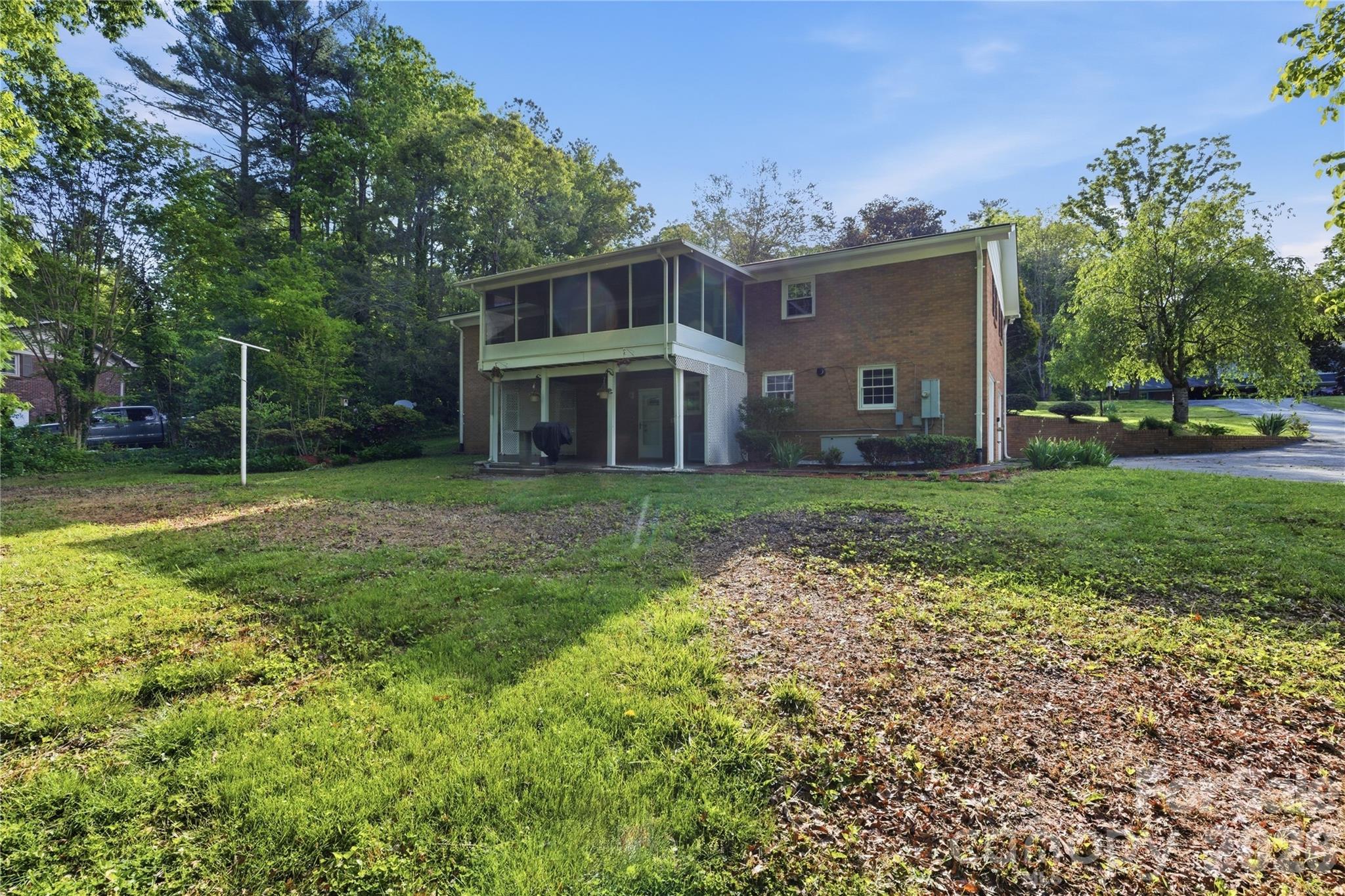 123 Castleton Lane — Hendersonville