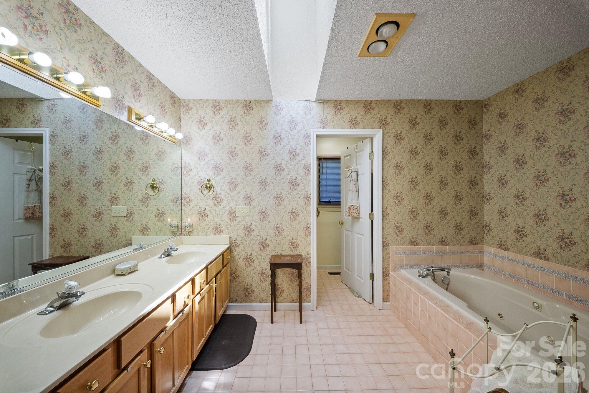 16 Zachary Ridge Road — Asheville