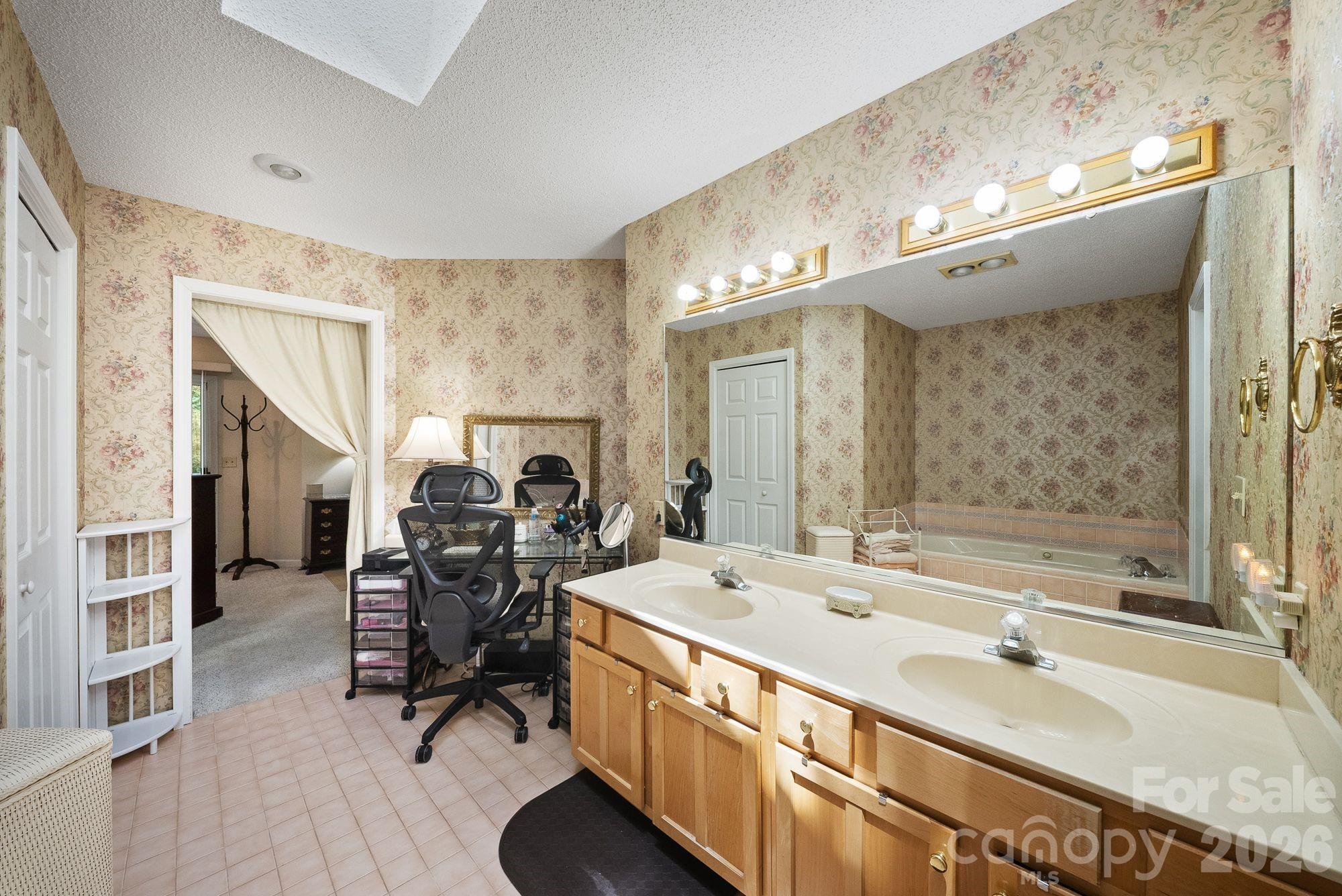 16 Zachary Ridge Road — Asheville