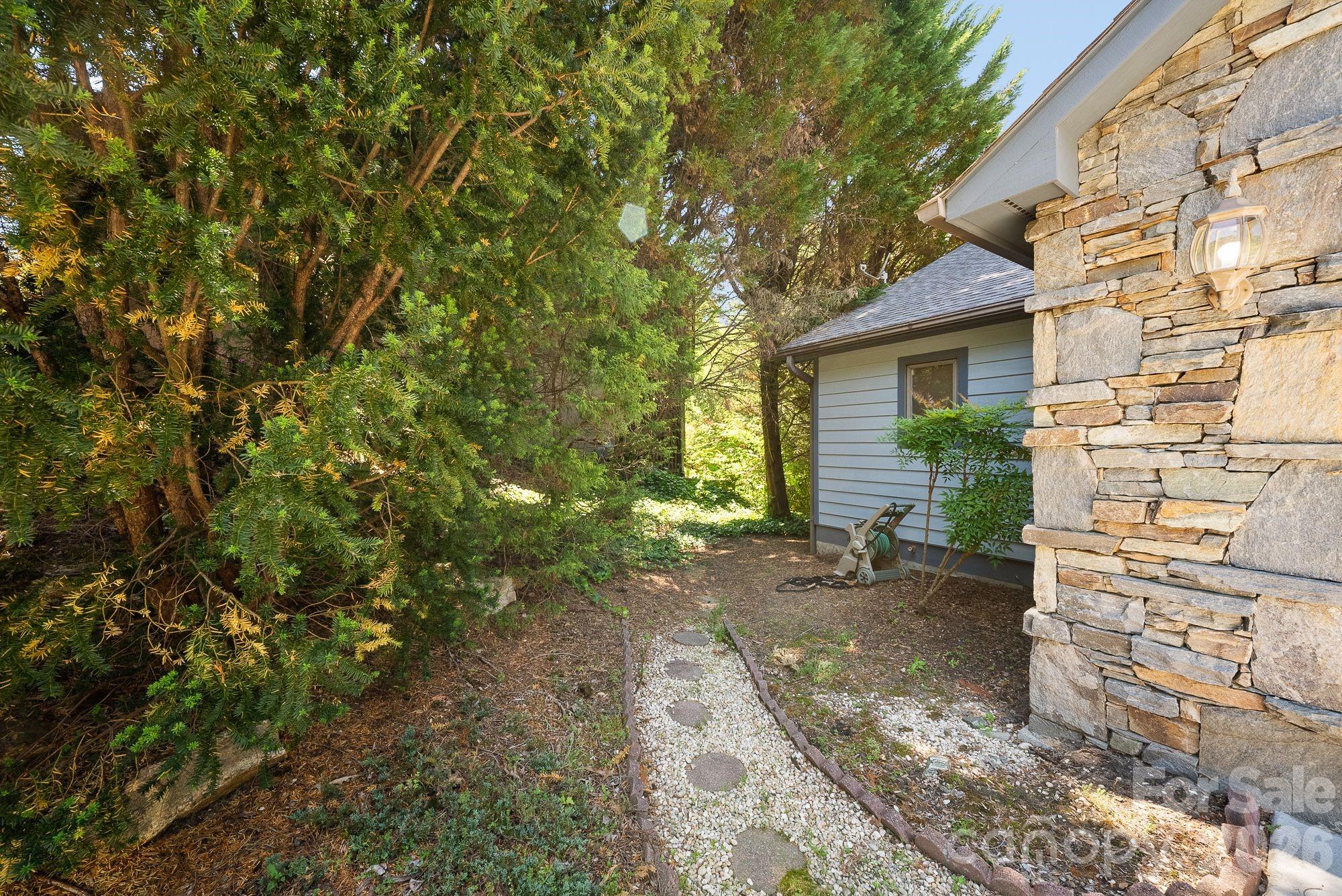 16 Zachary Ridge Road — Asheville