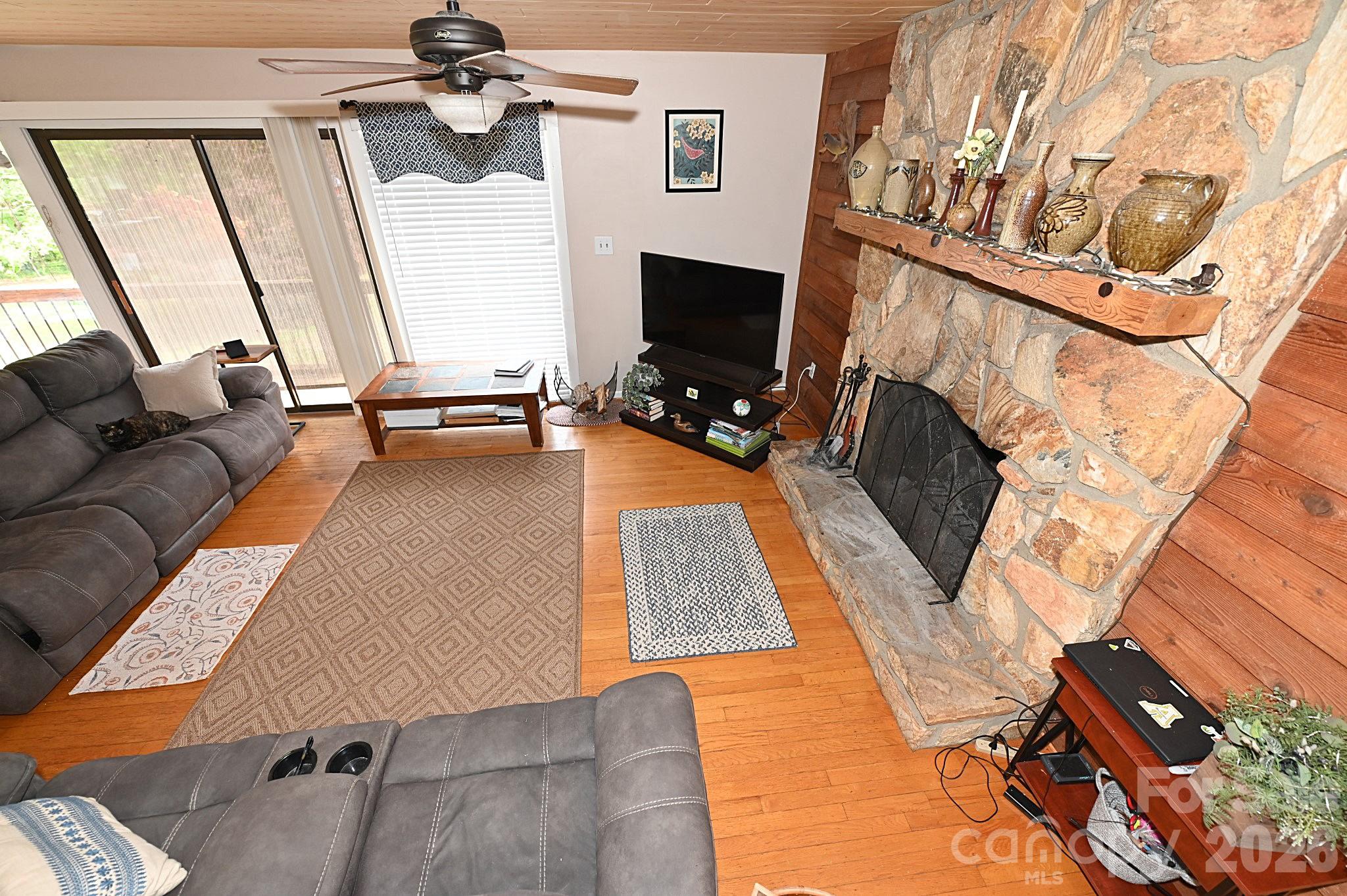 86 King Arthurs Court — Hickory