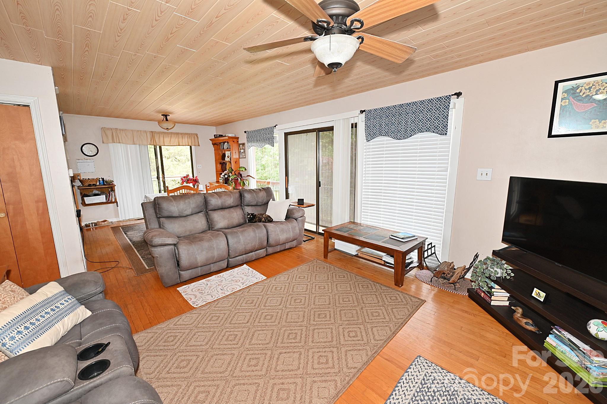 86 King Arthurs Court — Hickory