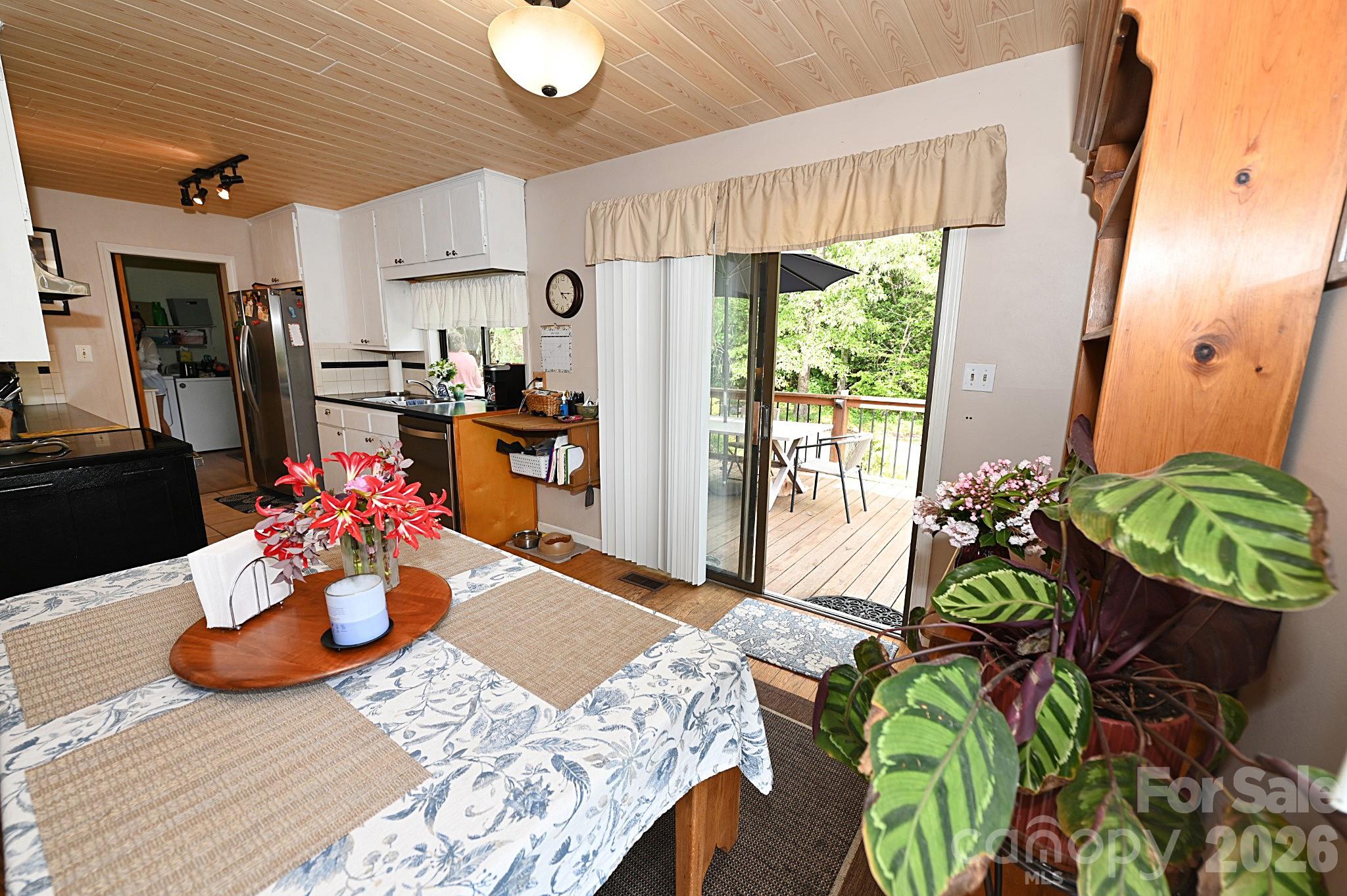 86 King Arthurs Court — Hickory