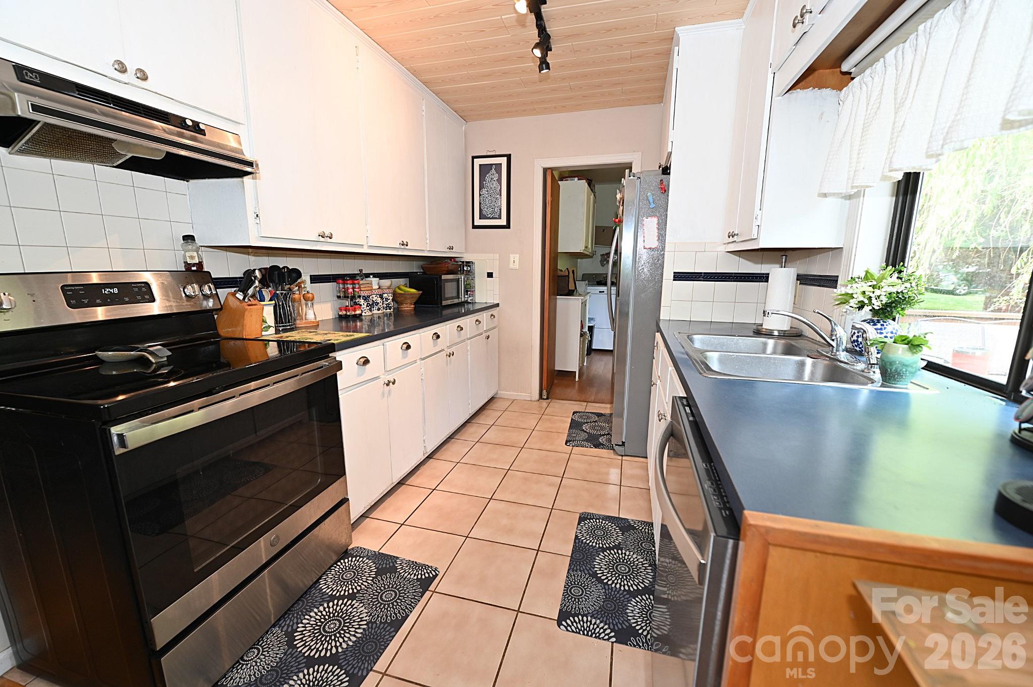 86 King Arthurs Court — Hickory