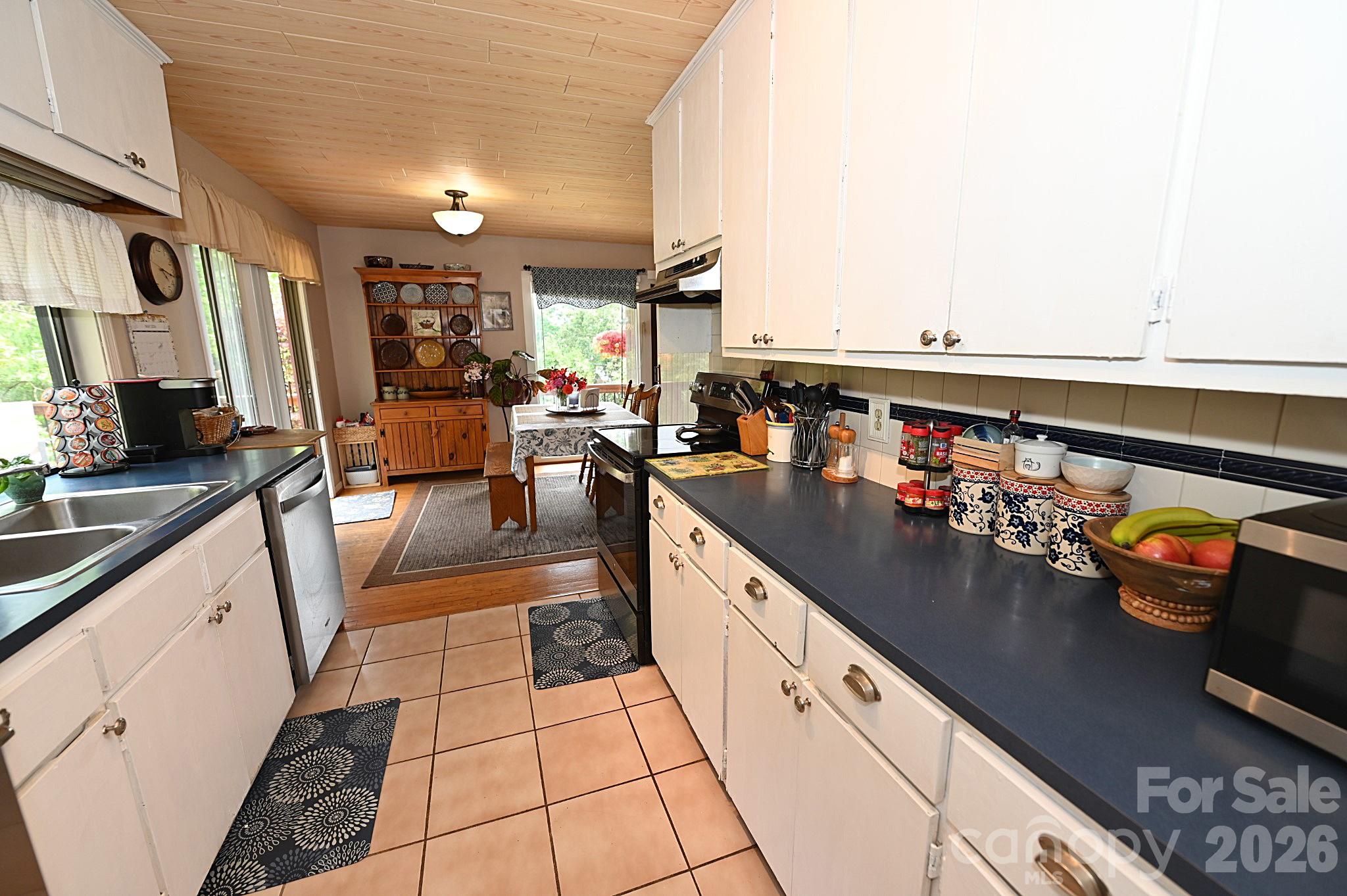 86 King Arthurs Court — Hickory