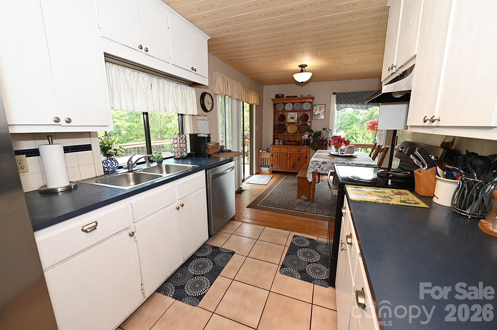 86 King Arthurs Court — Hickory
