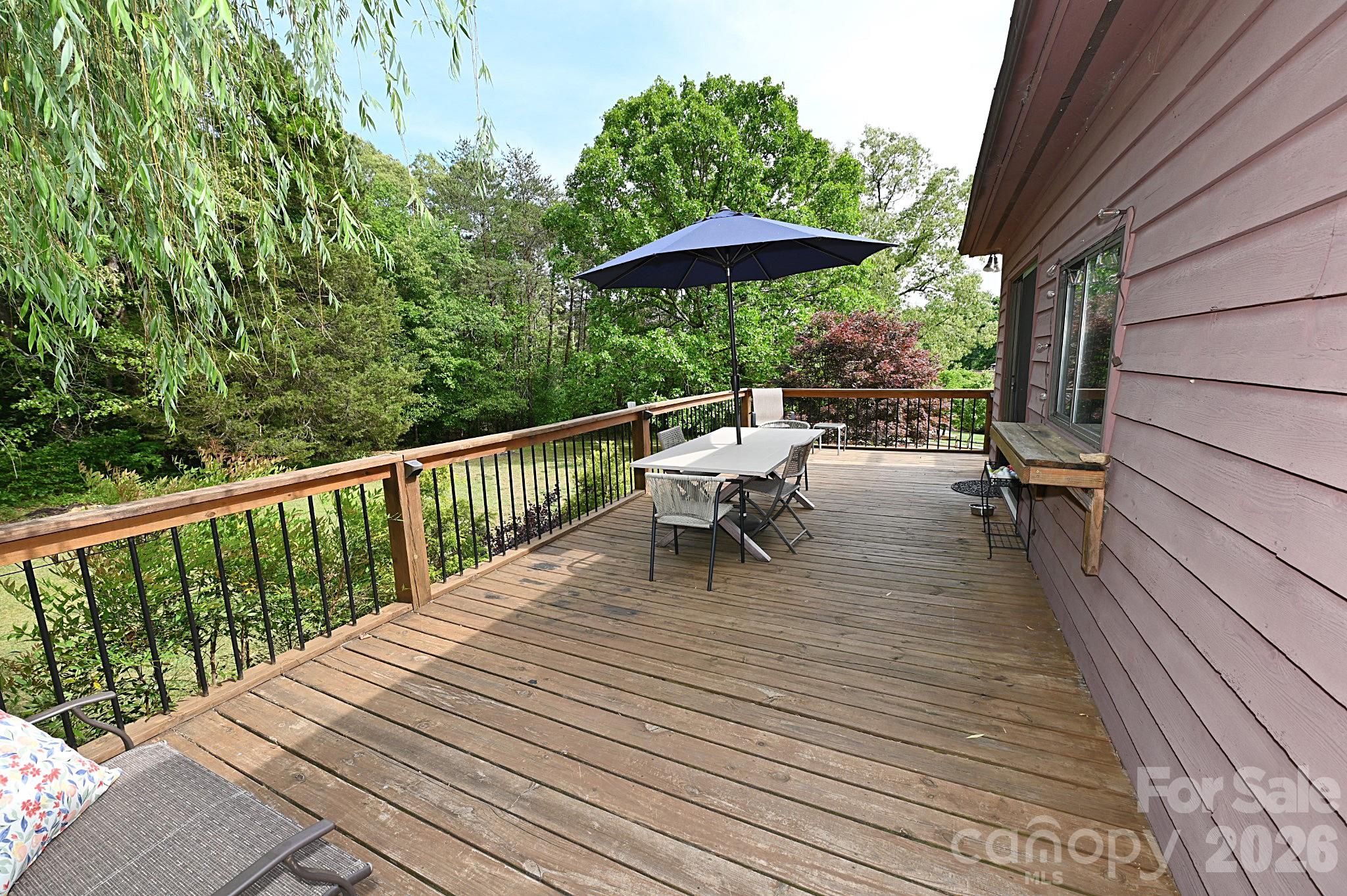 86 King Arthurs Court — Hickory