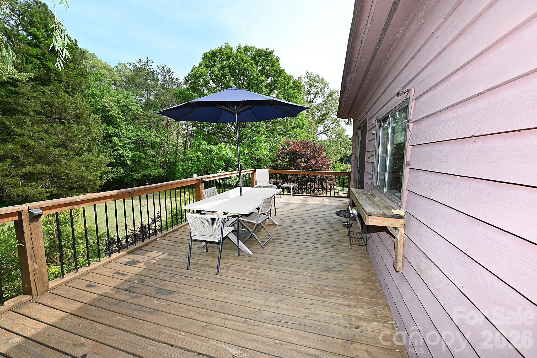 86 King Arthurs Court — Hickory