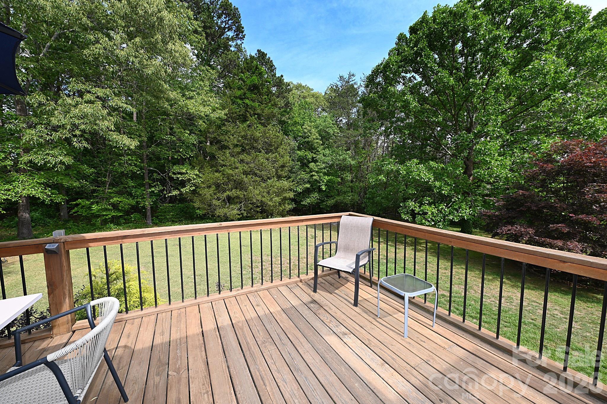 86 King Arthurs Court — Hickory