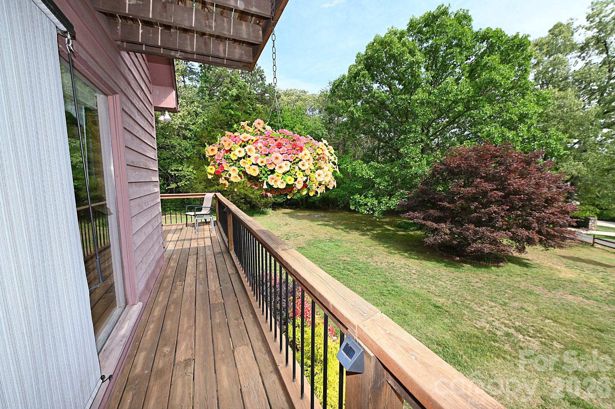 86 King Arthurs Court — Hickory