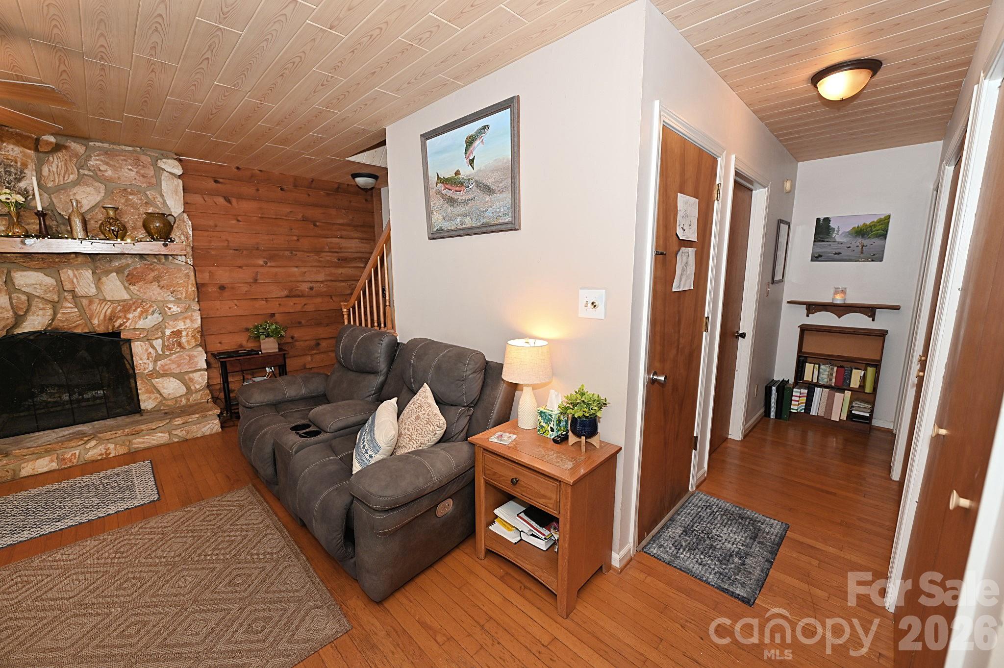 86 King Arthurs Court — Hickory