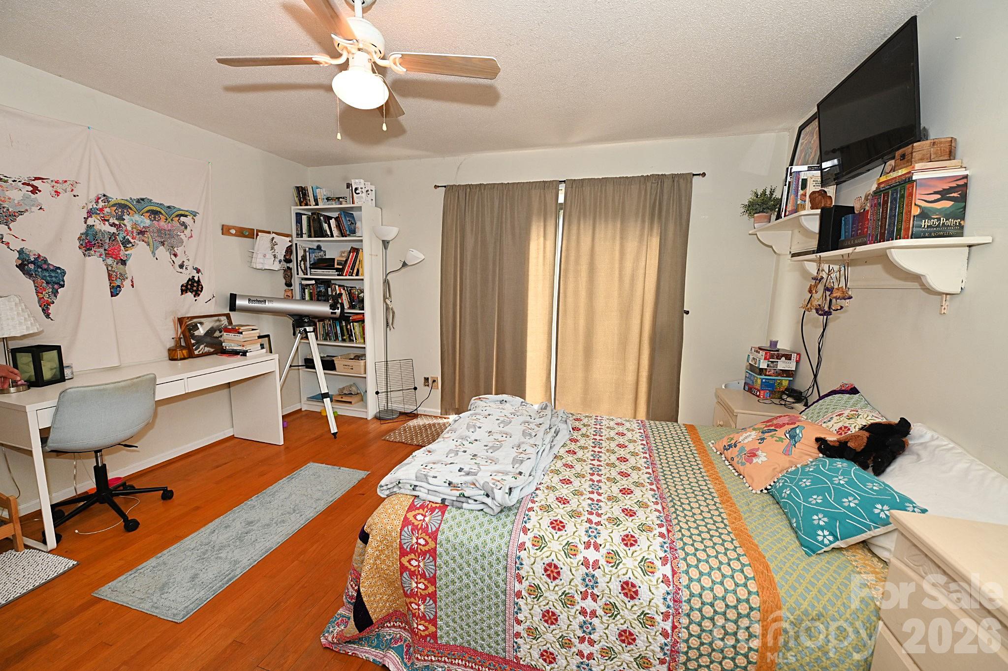 86 King Arthurs Court — Hickory