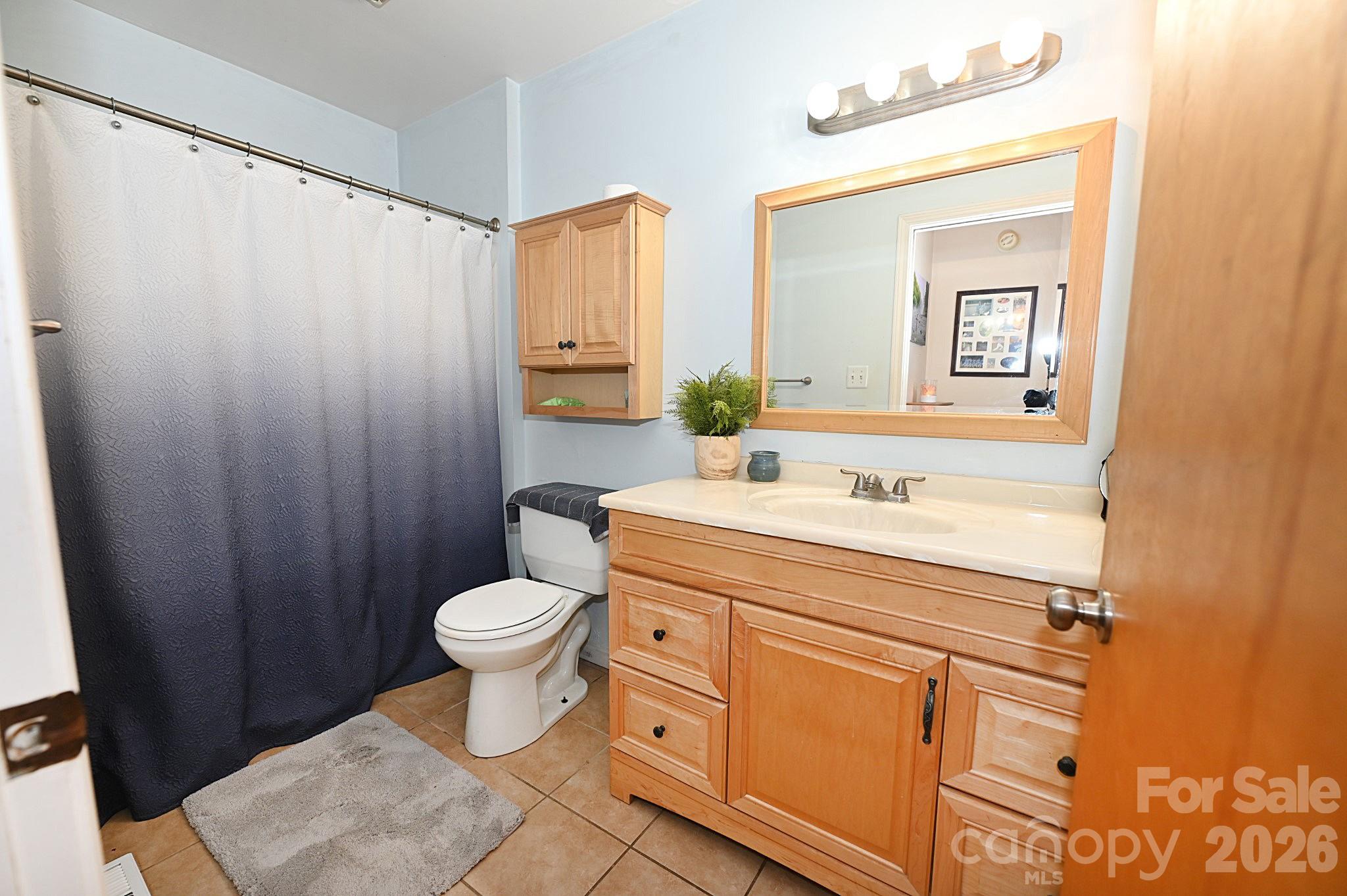 86 King Arthurs Court — Hickory