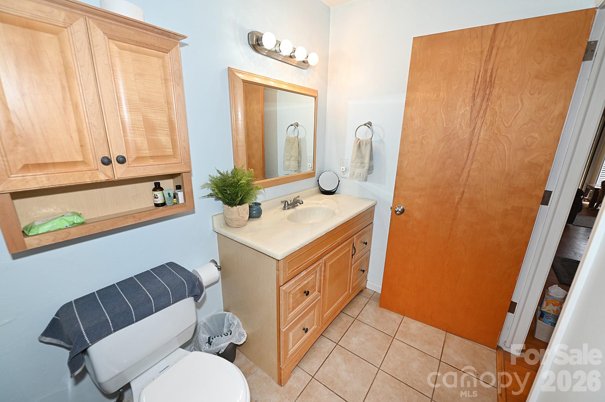 86 King Arthurs Court — Hickory
