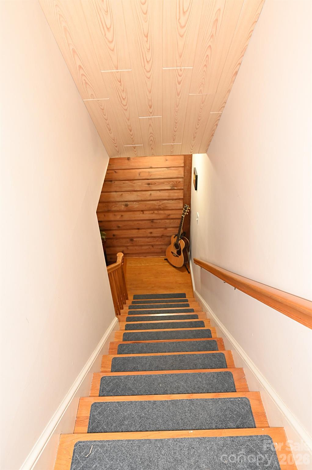 86 King Arthurs Court — Hickory