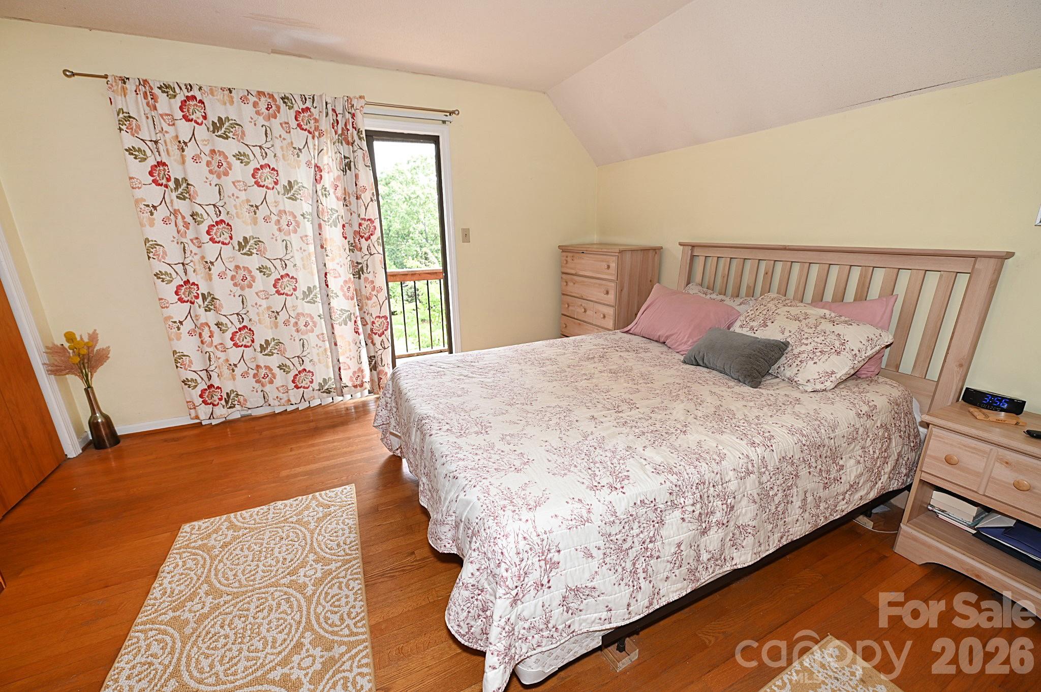 86 King Arthurs Court — Hickory