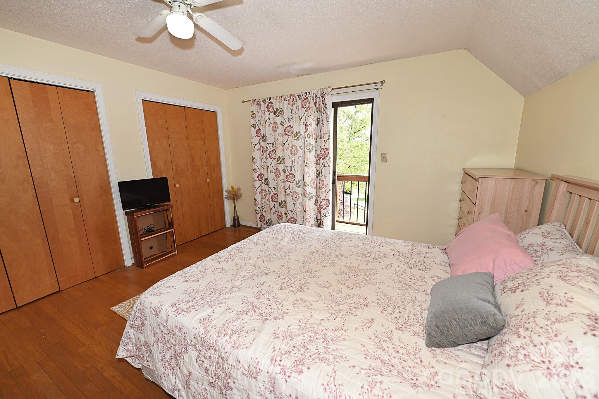 86 King Arthurs Court — Hickory