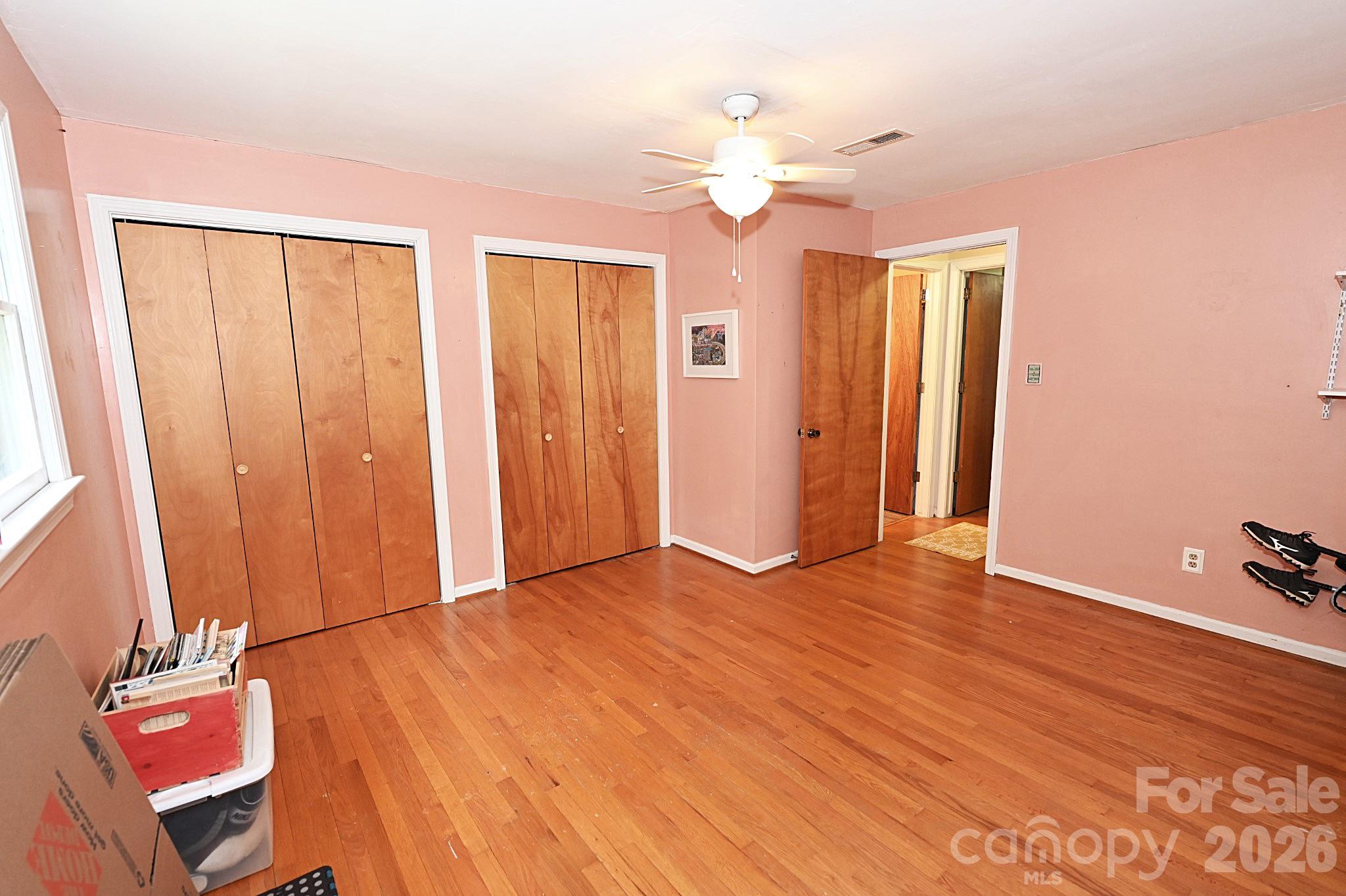 86 King Arthurs Court — Hickory