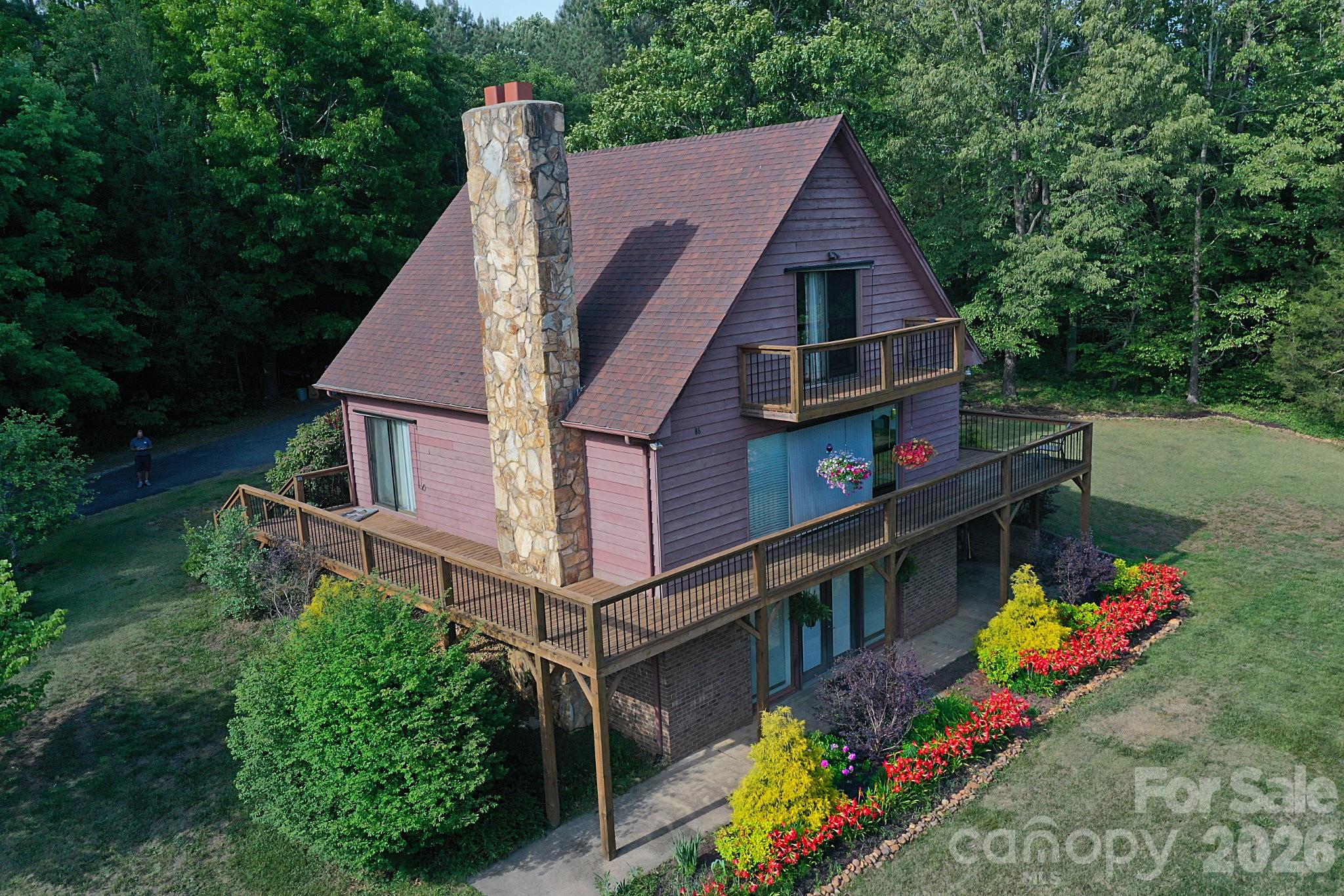 86 King Arthurs Court — Hickory